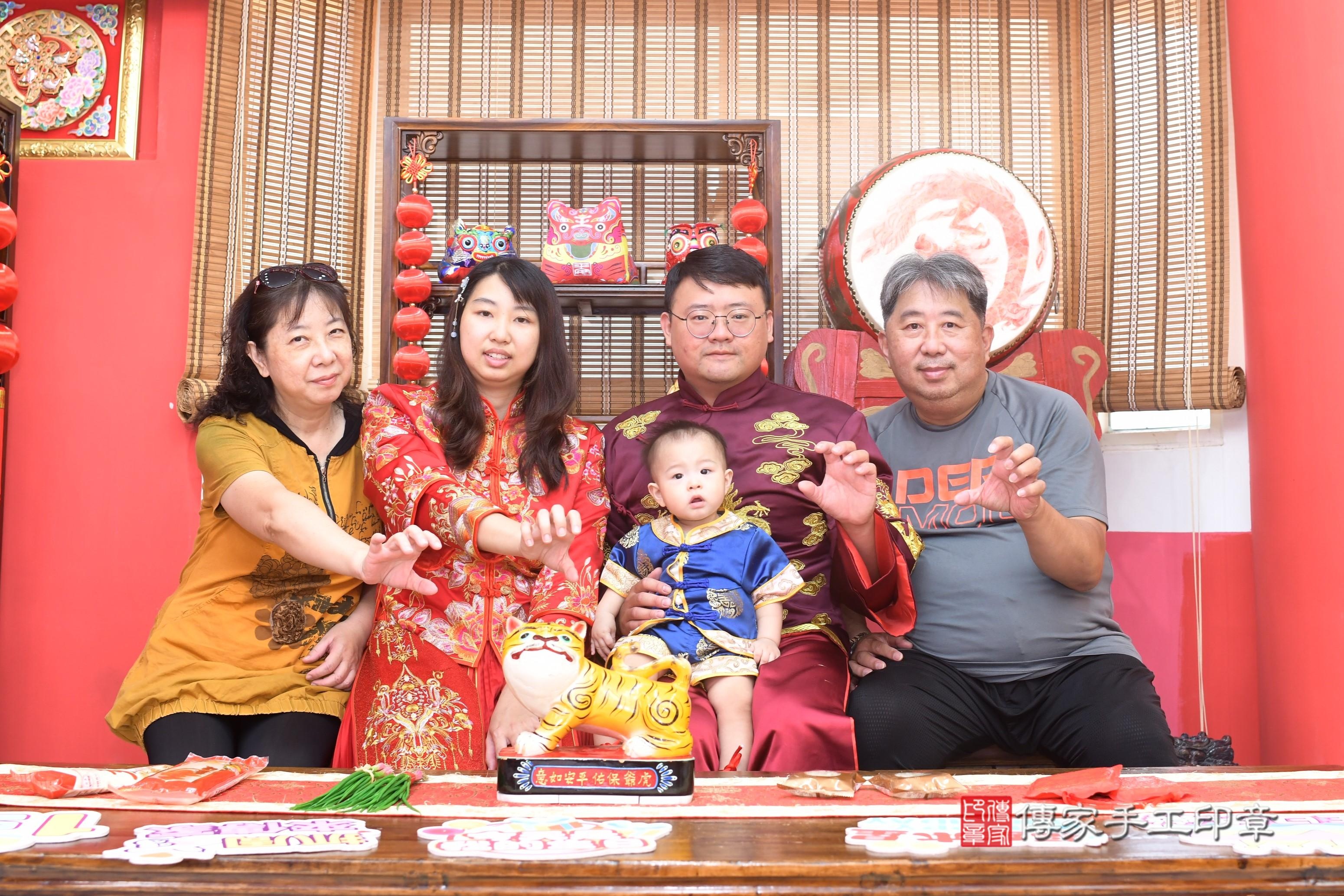 傳家手工印章高雄店、抓周、度脺、中國風會場、傳家嬰兒古禮、吉祥話、抓周道具物品24種、拍照。抓周證書。寶寶抓周、滿周歲、生日快樂、祝福