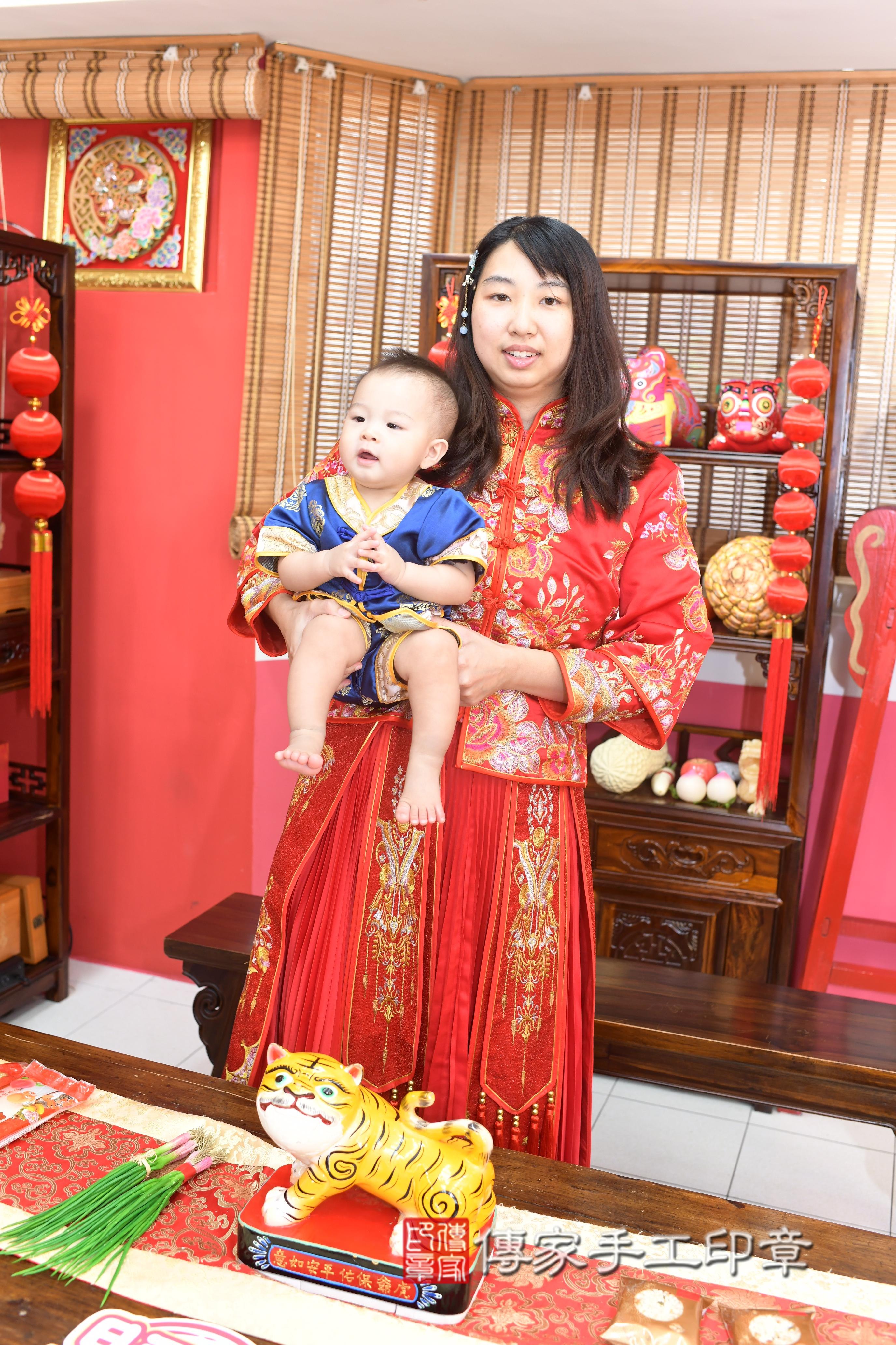 傳家手工印章高雄店、抓周、度脺、中國風會場、傳家嬰兒古禮、吉祥話、抓周道具物品24種、拍照。抓周證書。寶寶抓周、滿周歲、生日快樂、祝福