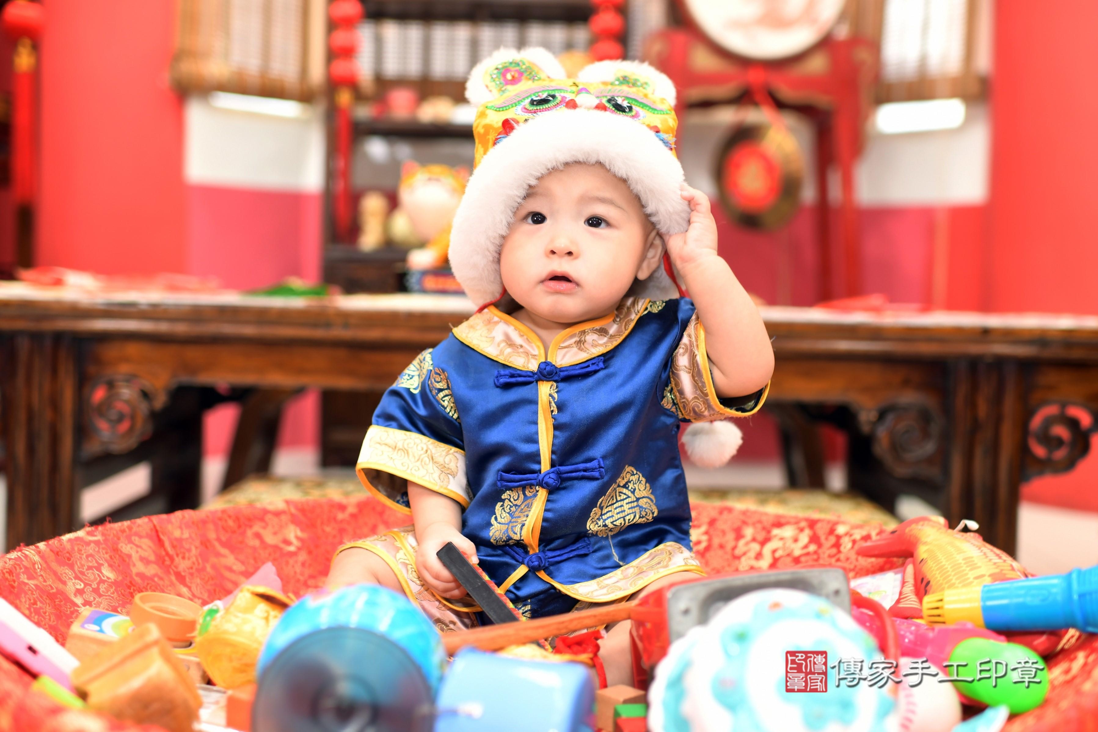 傳家手工印章高雄店、抓周、度脺、中國風會場、傳家嬰兒古禮、吉祥話、抓周道具物品24種、拍照。抓周證書。寶寶抓周、滿周歲、生日快樂、祝福