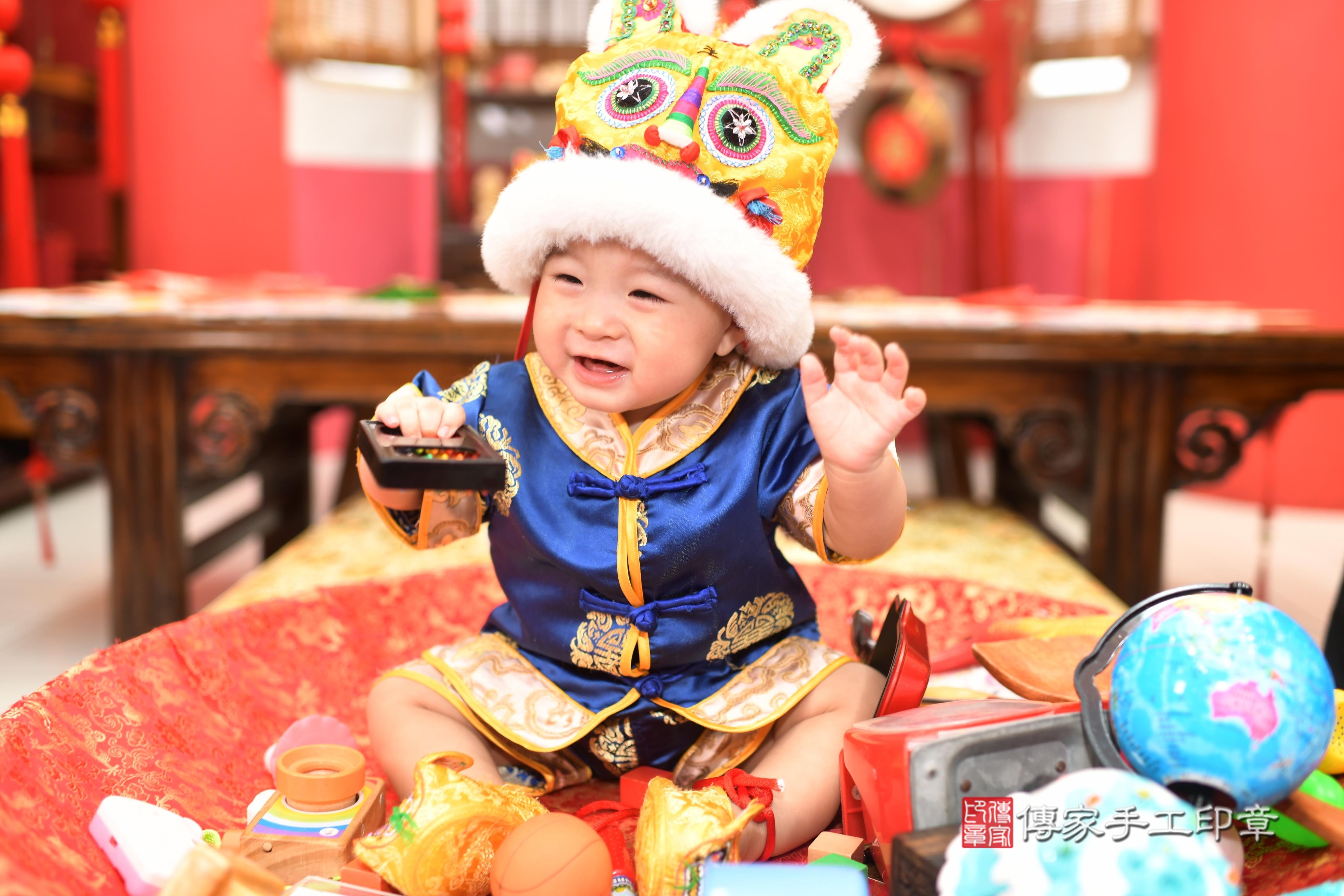 傳家手工印章高雄店、抓周、度脺、中國風會場、傳家嬰兒古禮、吉祥話、抓周道具物品24種、拍照。抓周證書。寶寶抓周、滿周歲、生日快樂、祝福