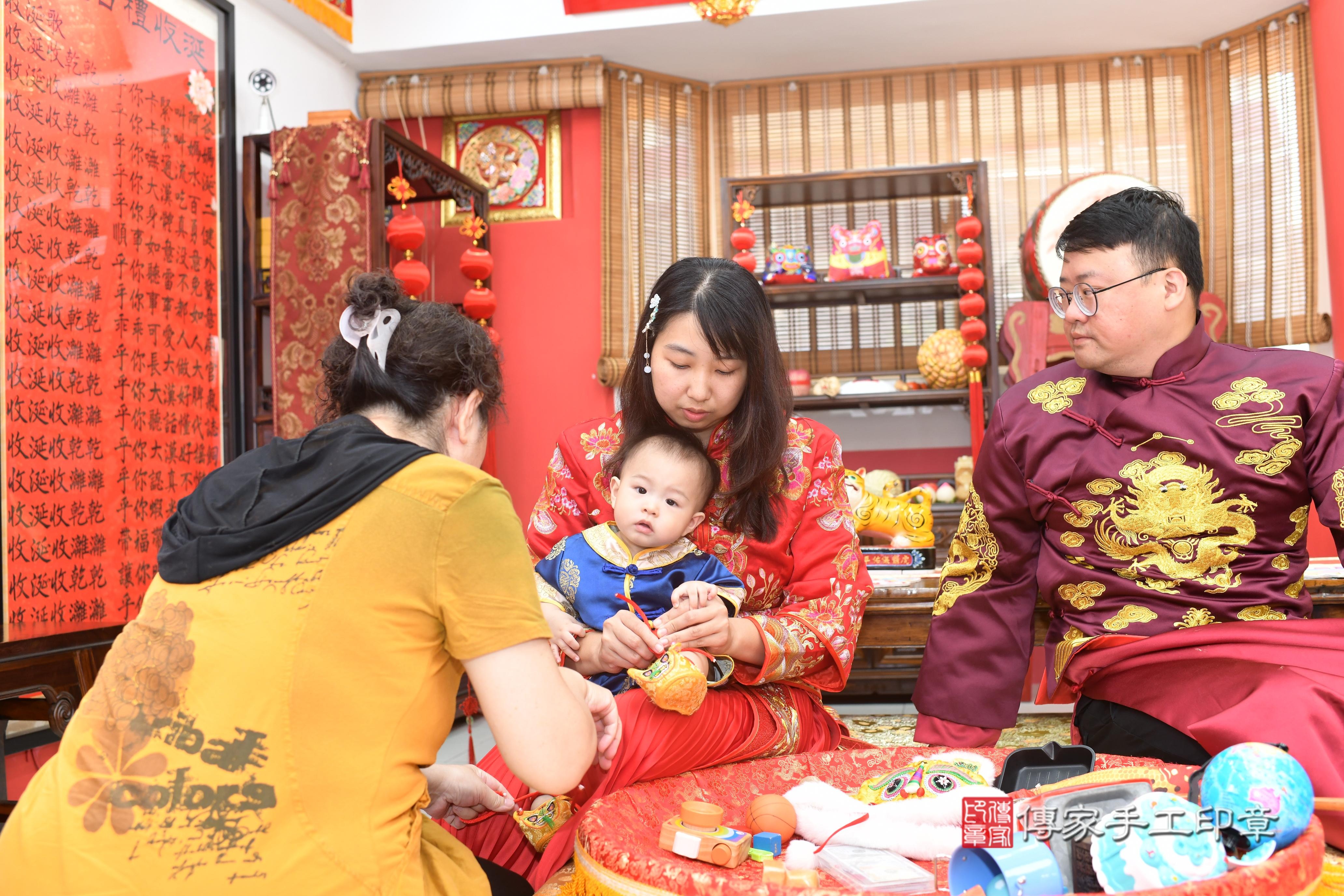 傳家手工印章高雄店、抓周、度脺、中國風會場、傳家嬰兒古禮、吉祥話、抓周道具物品24種、拍照。抓周證書。寶寶抓周、滿周歲、生日快樂、祝福