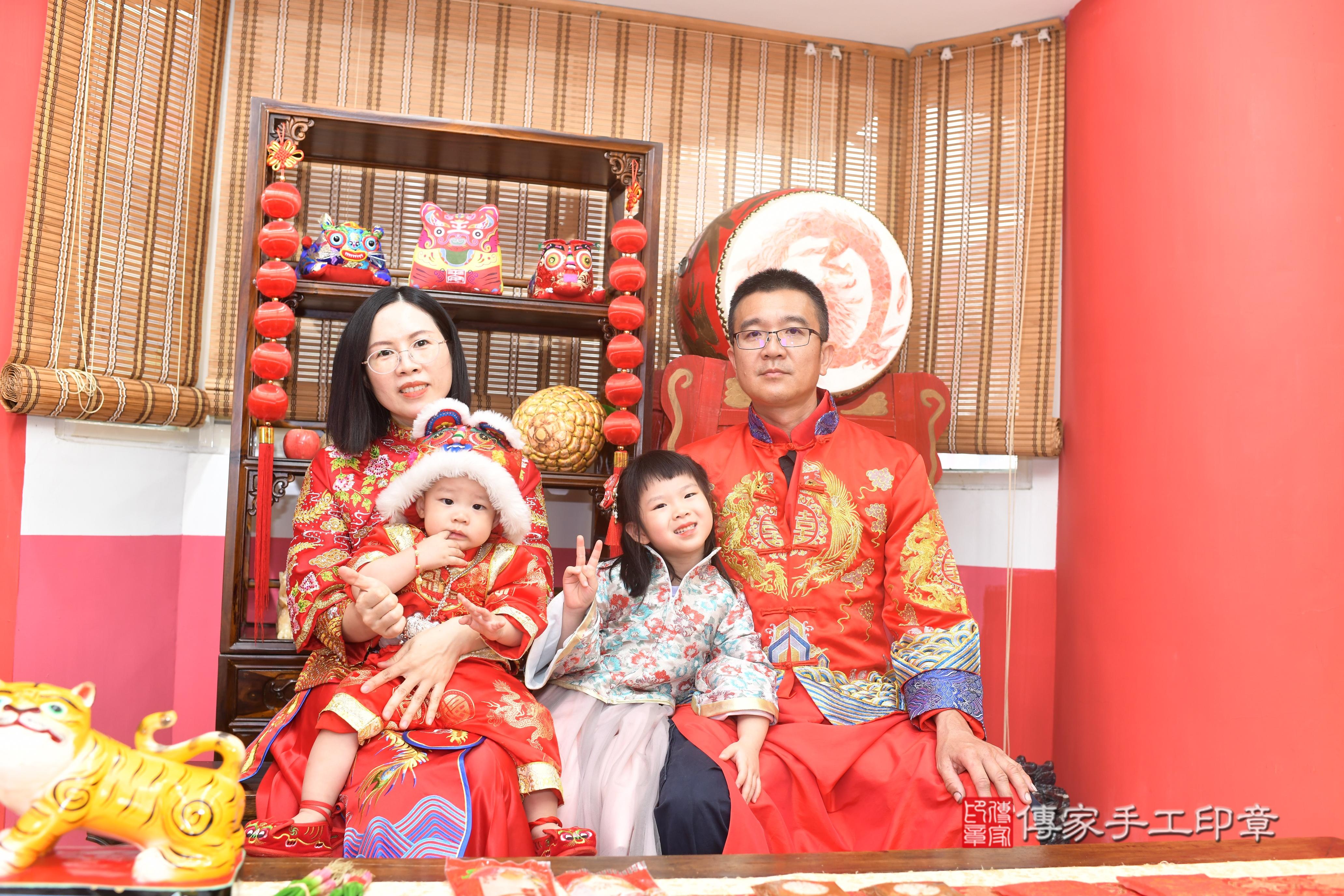 傳家手工印章高雄店、抓周、度脺、中國風會場、傳家嬰兒古禮、吉祥話、抓周道具物品24種、拍照。抓周證書。寶寶抓周、滿周歲、生日快樂、祝福