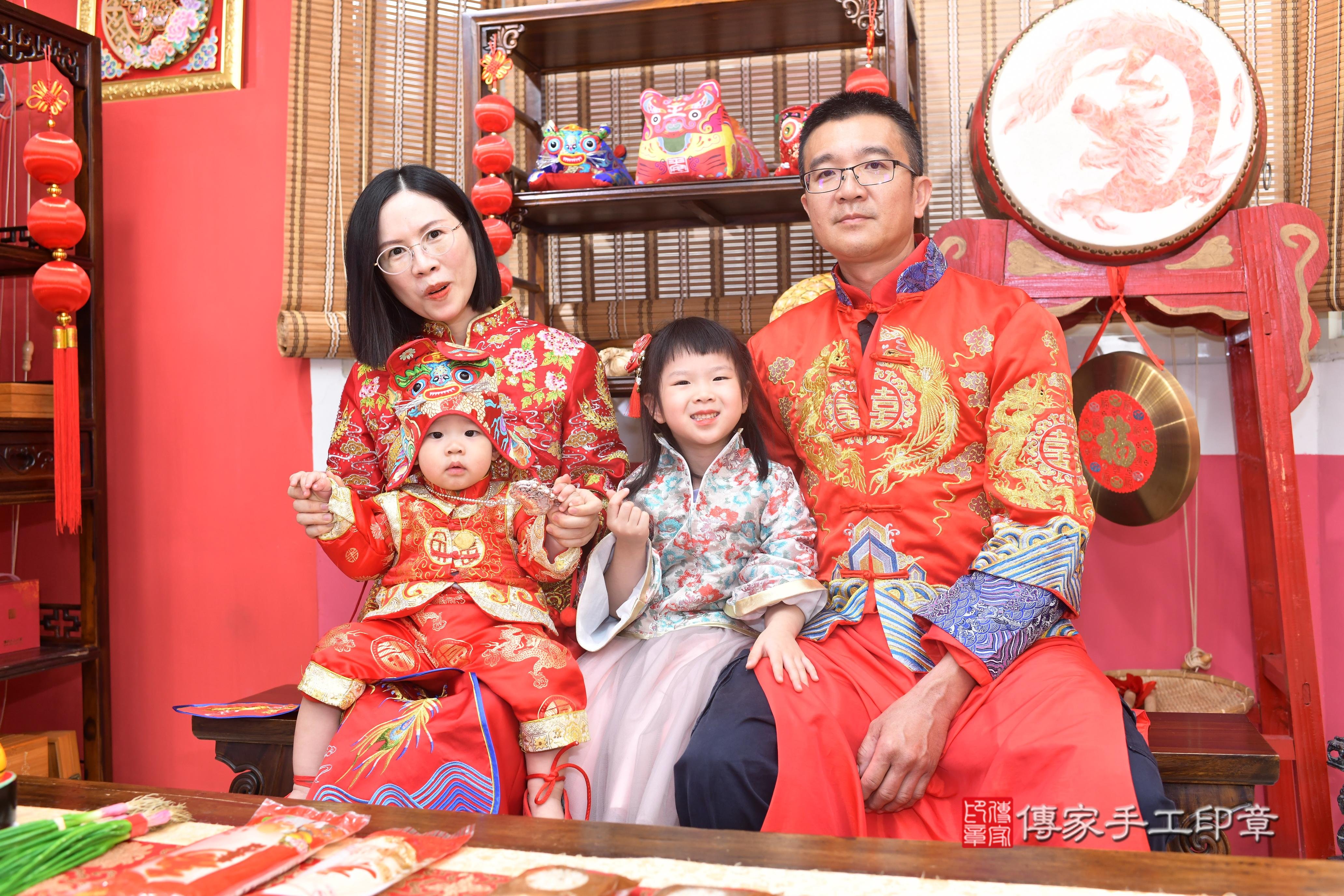 傳家手工印章高雄店、抓周、度脺、中國風會場、傳家嬰兒古禮、吉祥話、抓周道具物品24種、拍照。抓周證書。寶寶抓周、滿周歲、生日快樂、祝福