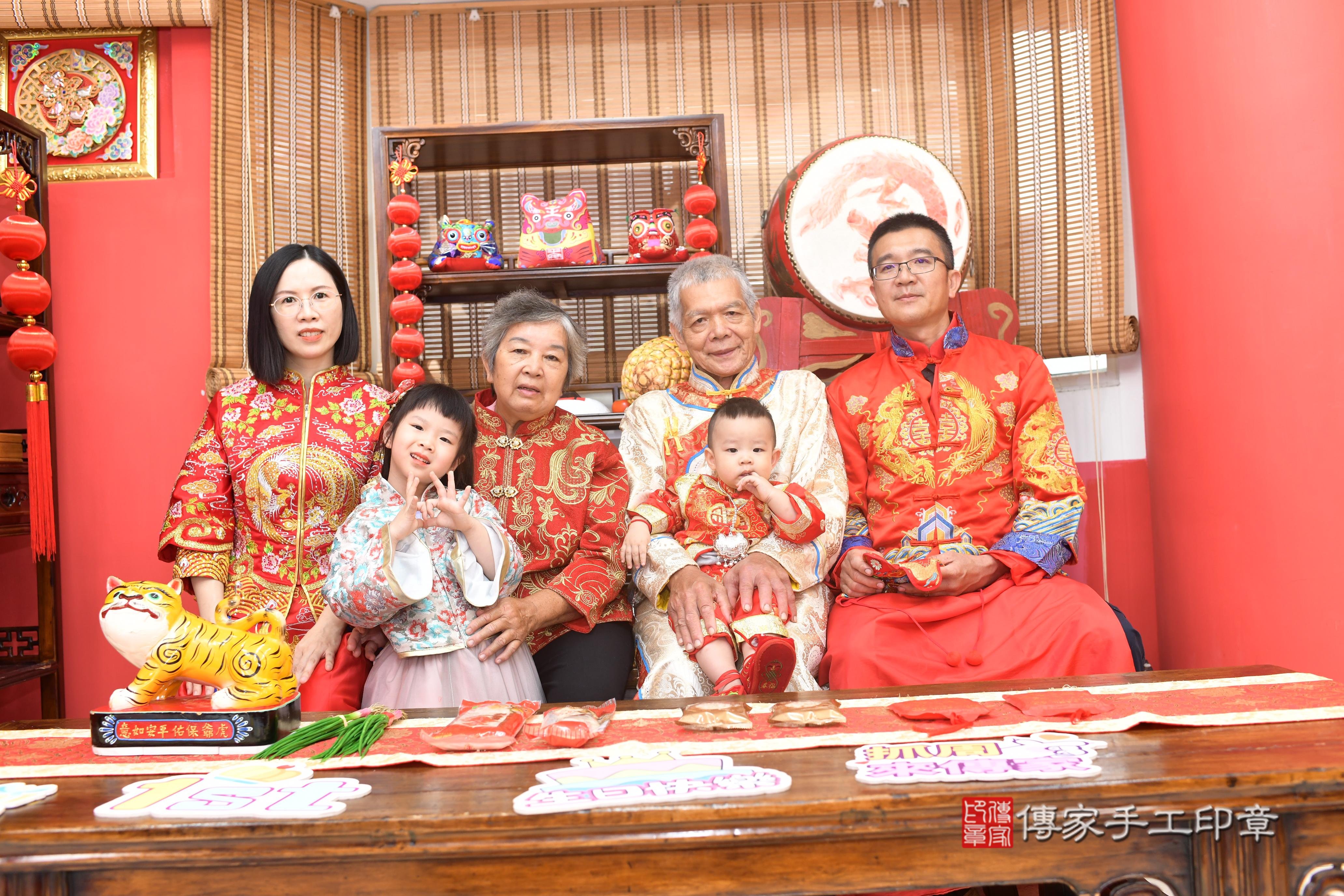 傳家手工印章高雄店、抓周、度脺、中國風會場、傳家嬰兒古禮、吉祥話、抓周道具物品24種、拍照。抓周證書。寶寶抓周、滿周歲、生日快樂、祝福