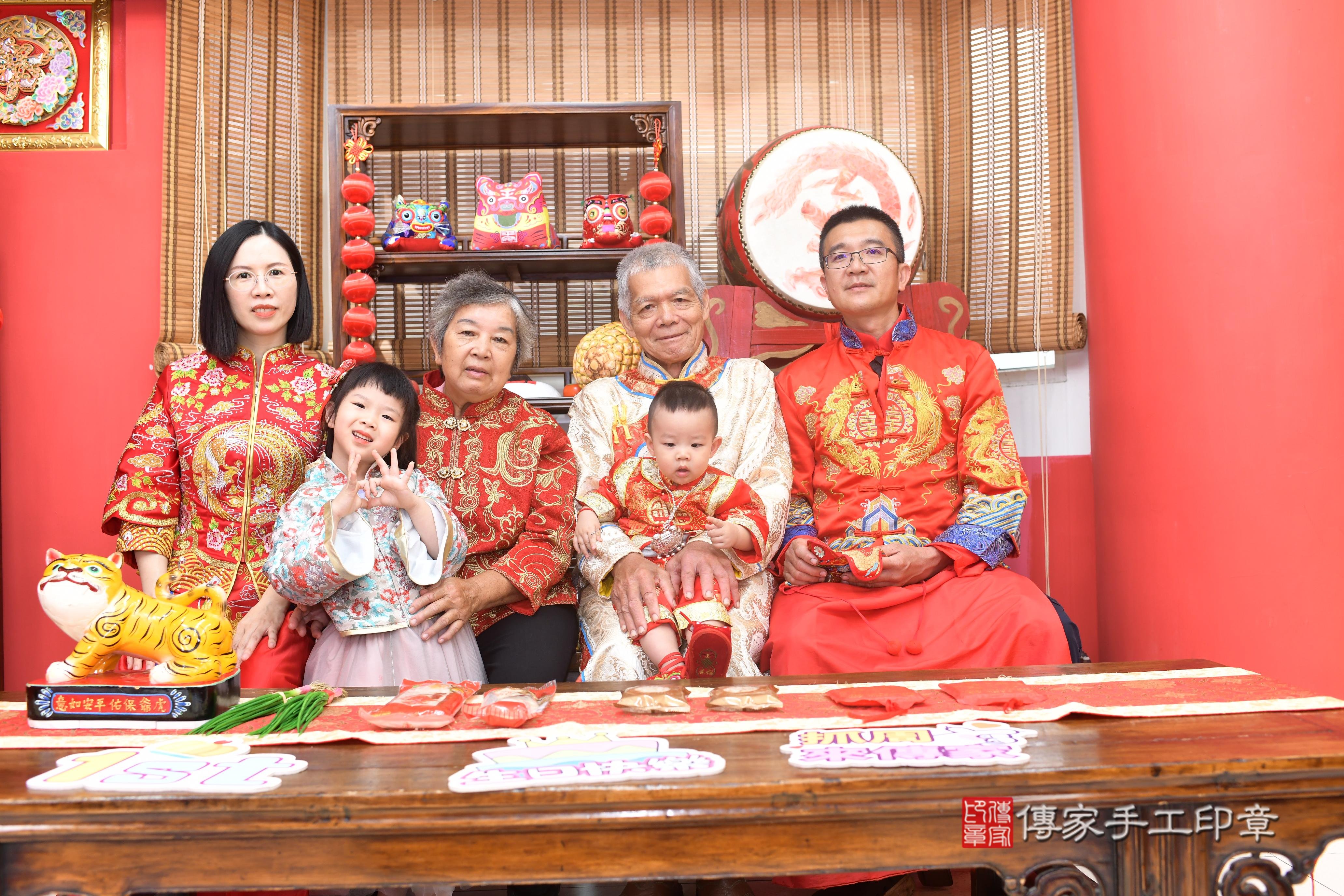傳家手工印章高雄店、抓周、度脺、中國風會場、傳家嬰兒古禮、吉祥話、抓周道具物品24種、拍照。抓周證書。寶寶抓周、滿周歲、生日快樂、祝福