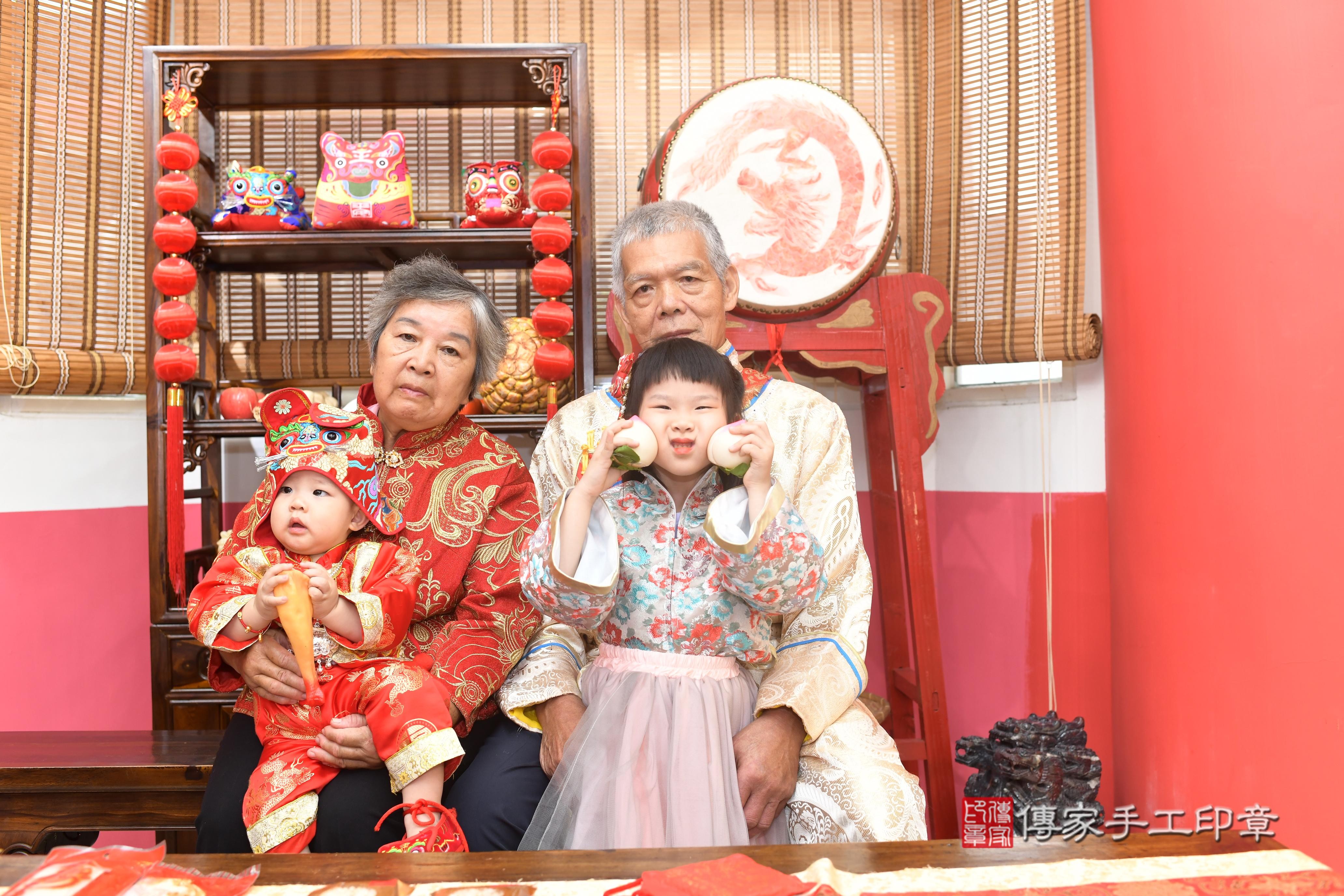 傳家手工印章高雄店、抓周、度脺、中國風會場、傳家嬰兒古禮、吉祥話、抓周道具物品24種、拍照。抓周證書。寶寶抓周、滿周歲、生日快樂、祝福