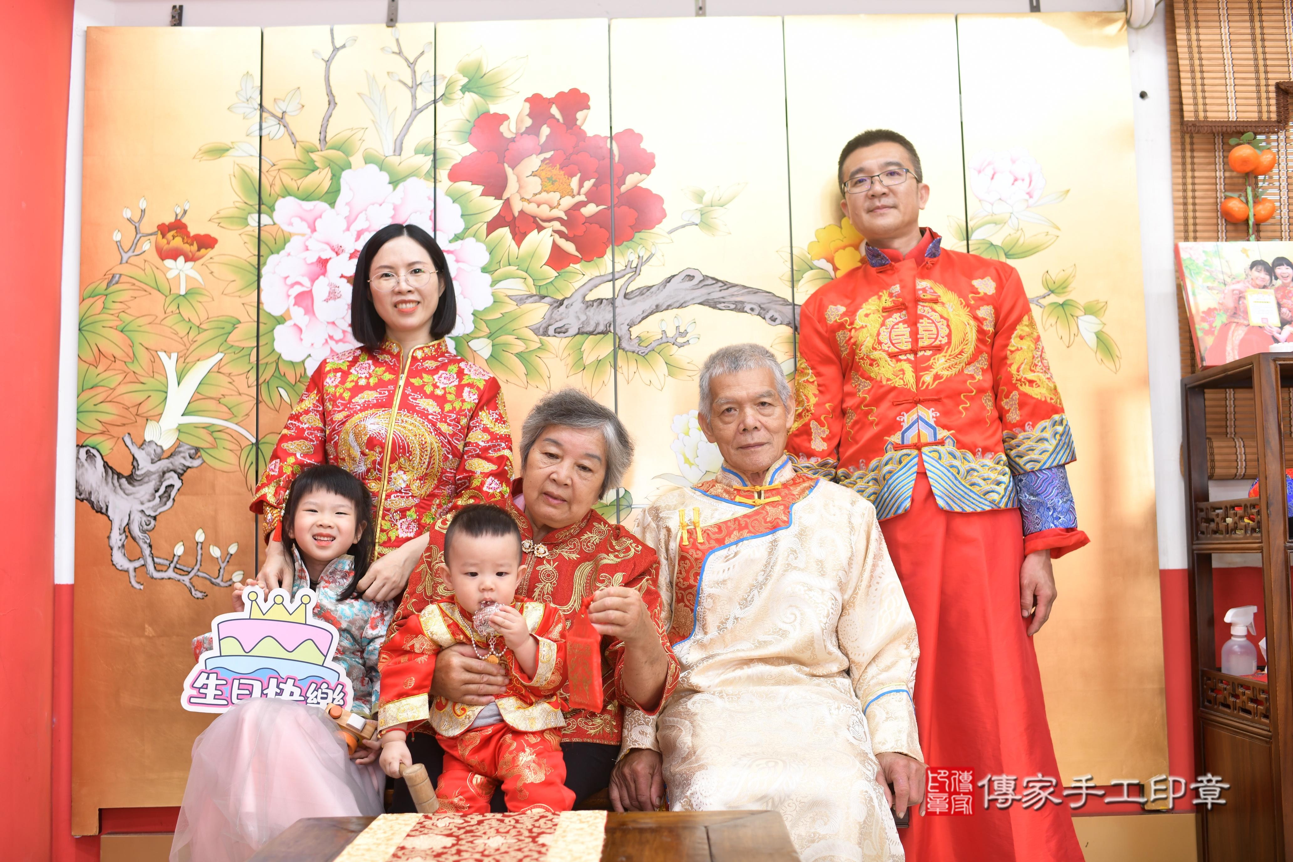 傳家手工印章高雄店、抓周、度脺、中國風會場、傳家嬰兒古禮、吉祥話、抓周道具物品24種、拍照。抓周證書。寶寶抓周、滿周歲、生日快樂、祝福