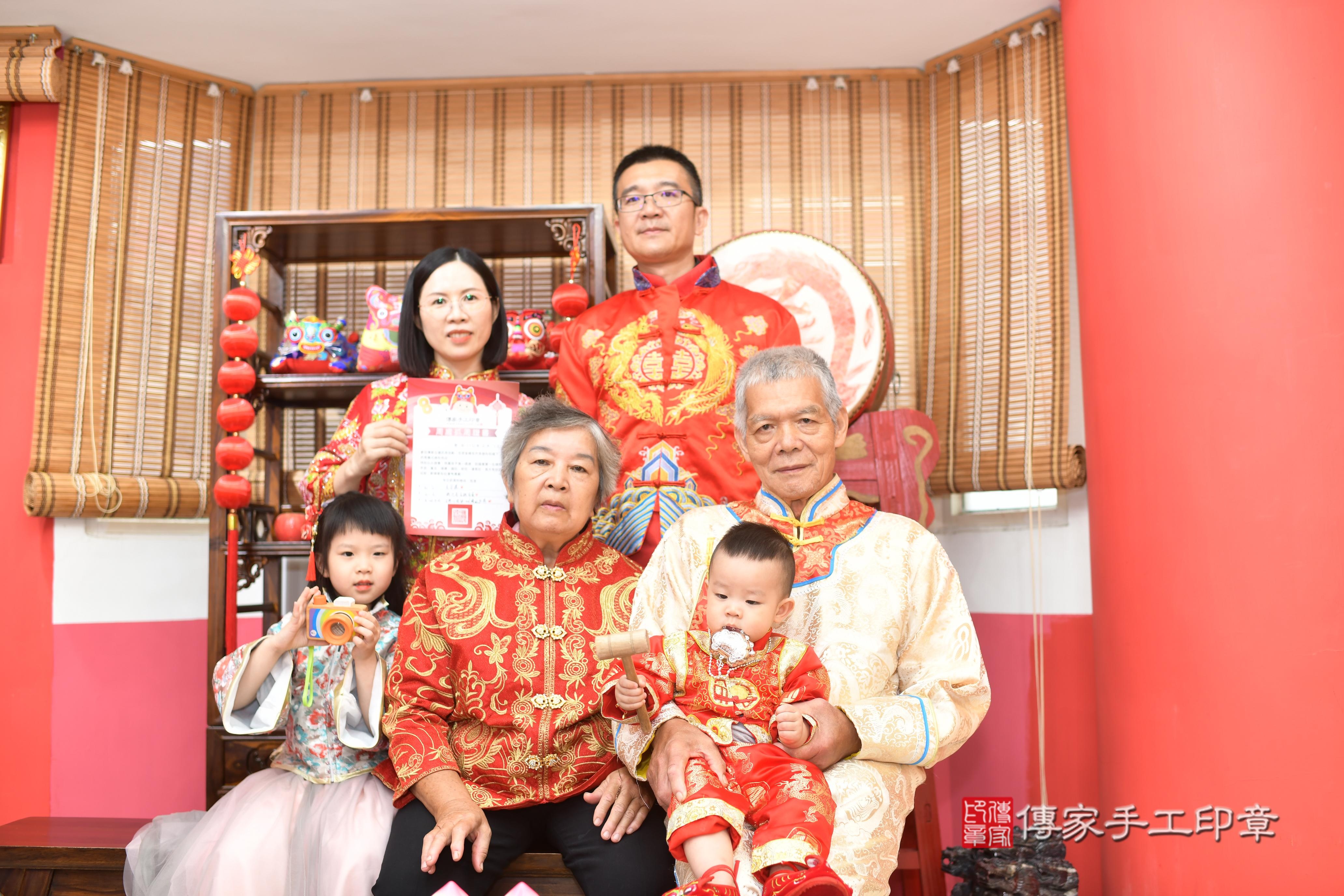 傳家手工印章高雄店、抓周、度脺、中國風會場、傳家嬰兒古禮、吉祥話、抓周道具物品24種、拍照。抓周證書。寶寶抓周、滿周歲、生日快樂、祝福