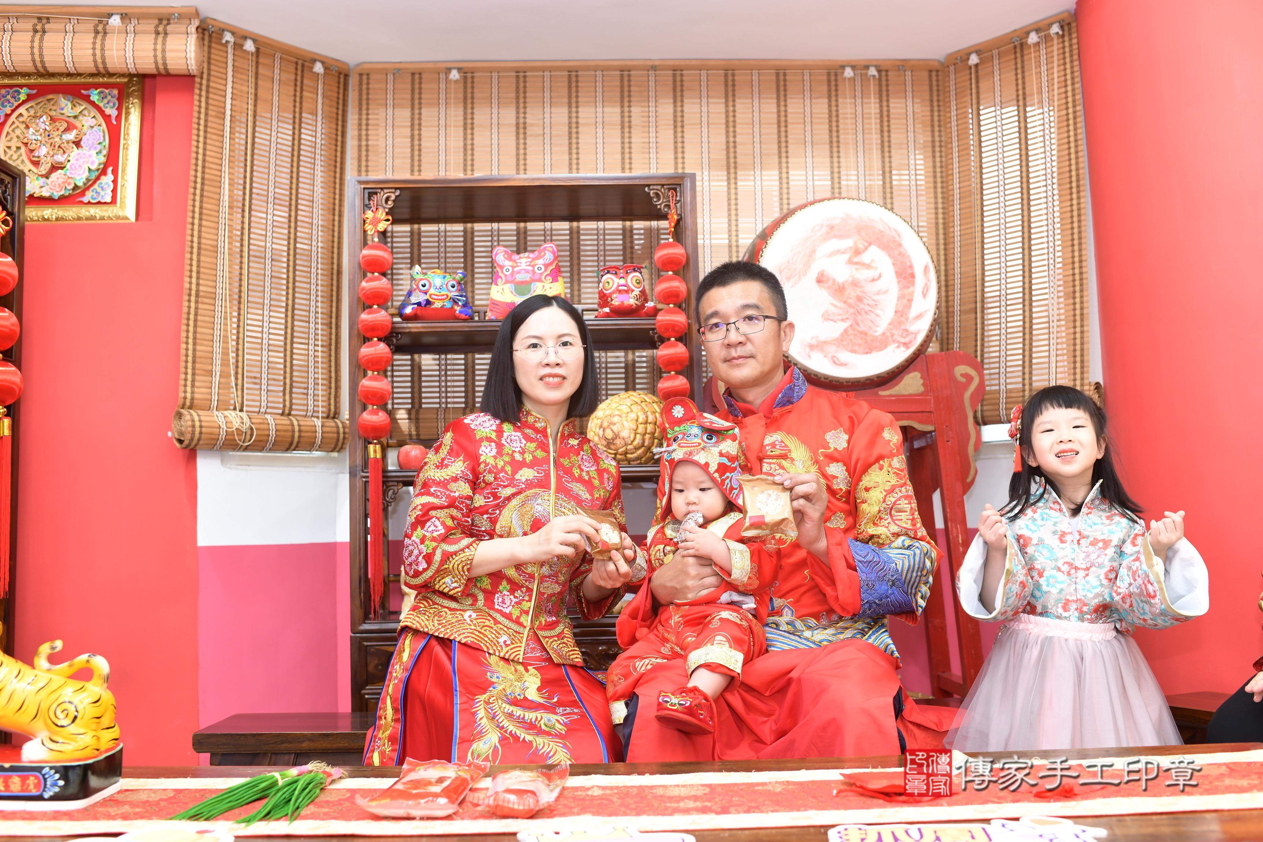 傳家手工印章高雄店、抓周、度脺、中國風會場、傳家嬰兒古禮、吉祥話、抓周道具物品24種、拍照。抓周證書。寶寶抓周、滿周歲、生日快樂、祝福