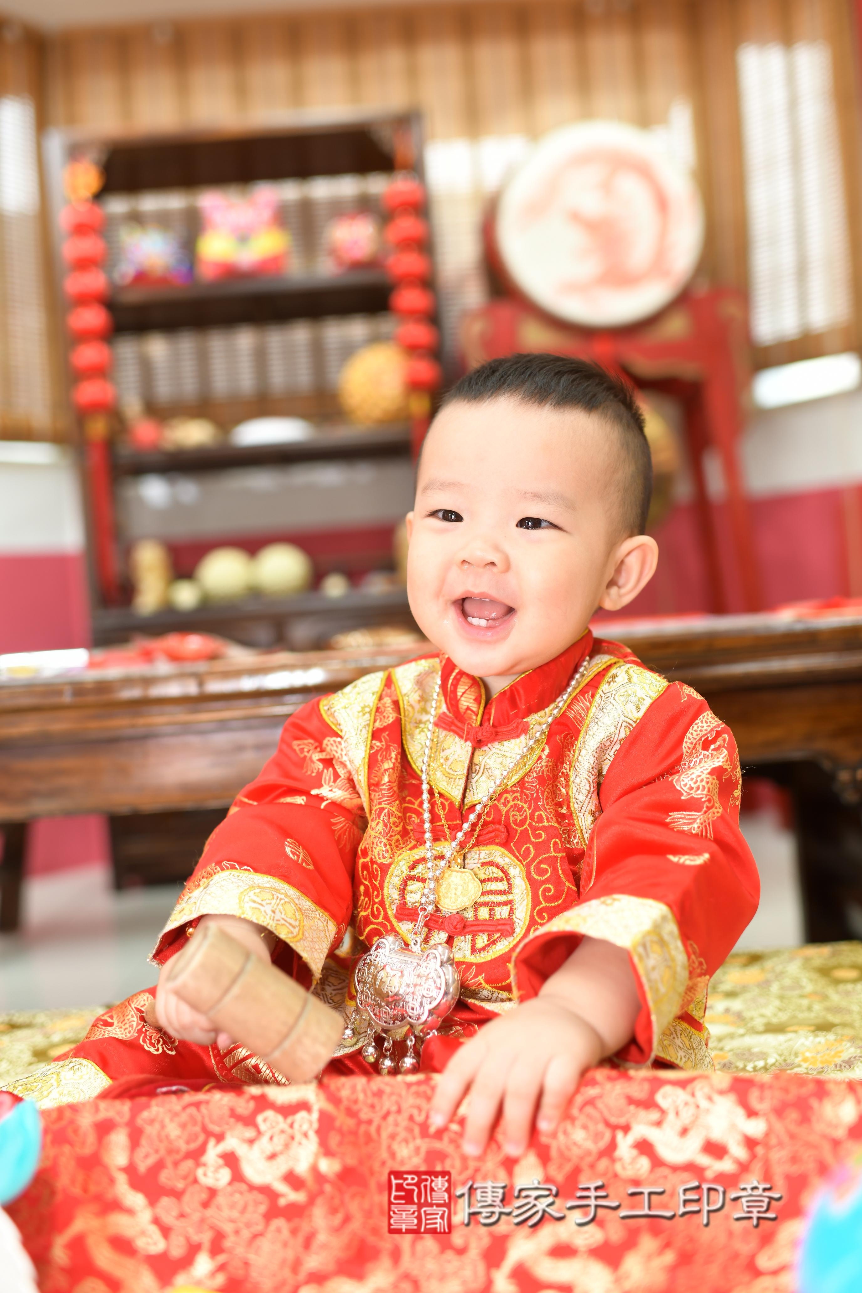 傳家手工印章高雄店、抓周、度脺、中國風會場、傳家嬰兒古禮、吉祥話、抓周道具物品24種、拍照。抓周證書。寶寶抓周、滿周歲、生日快樂、祝福