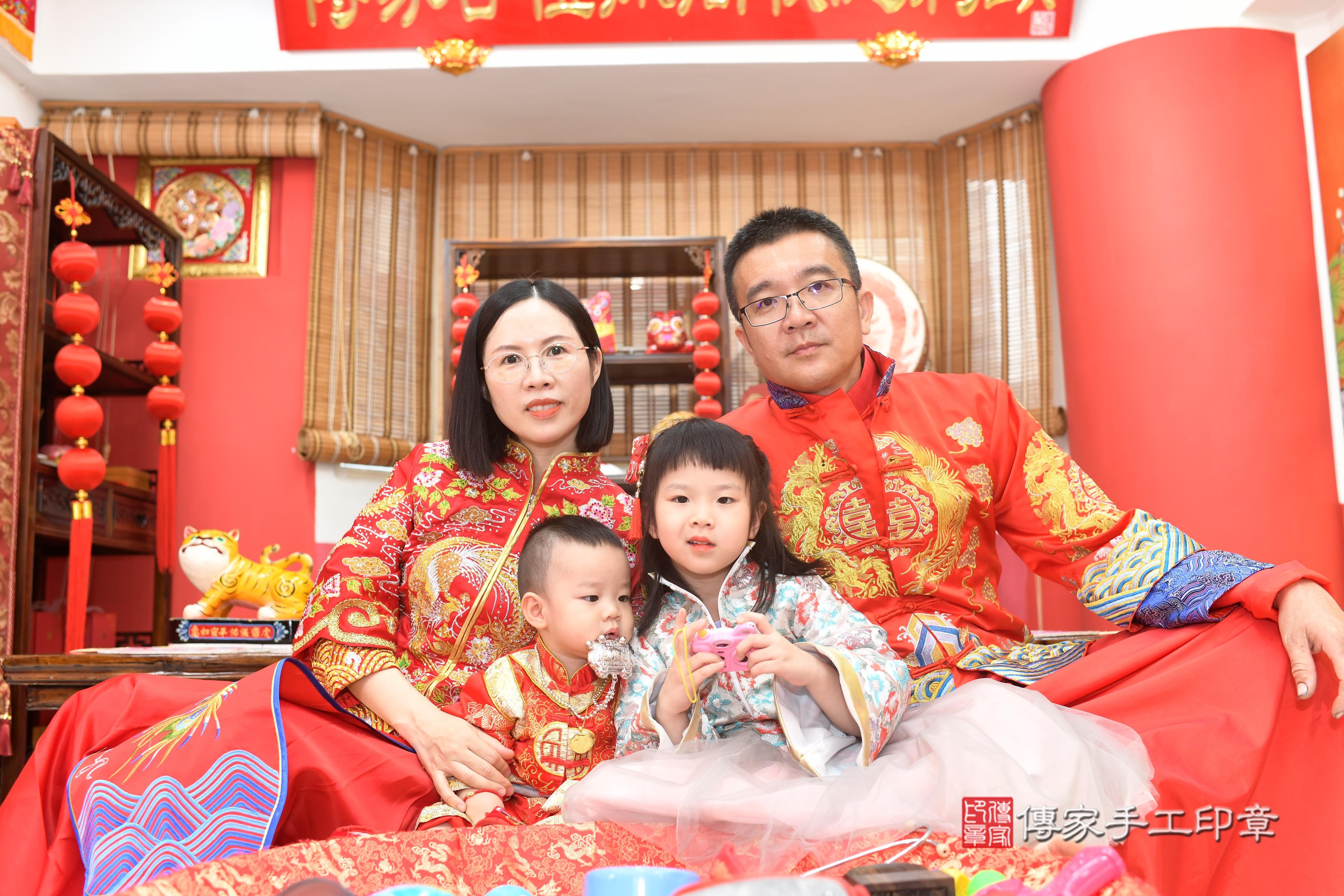 傳家手工印章高雄店、抓周、度脺、中國風會場、傳家嬰兒古禮、吉祥話、抓周道具物品24種、拍照。抓周證書。寶寶抓周、滿周歲、生日快樂、祝福