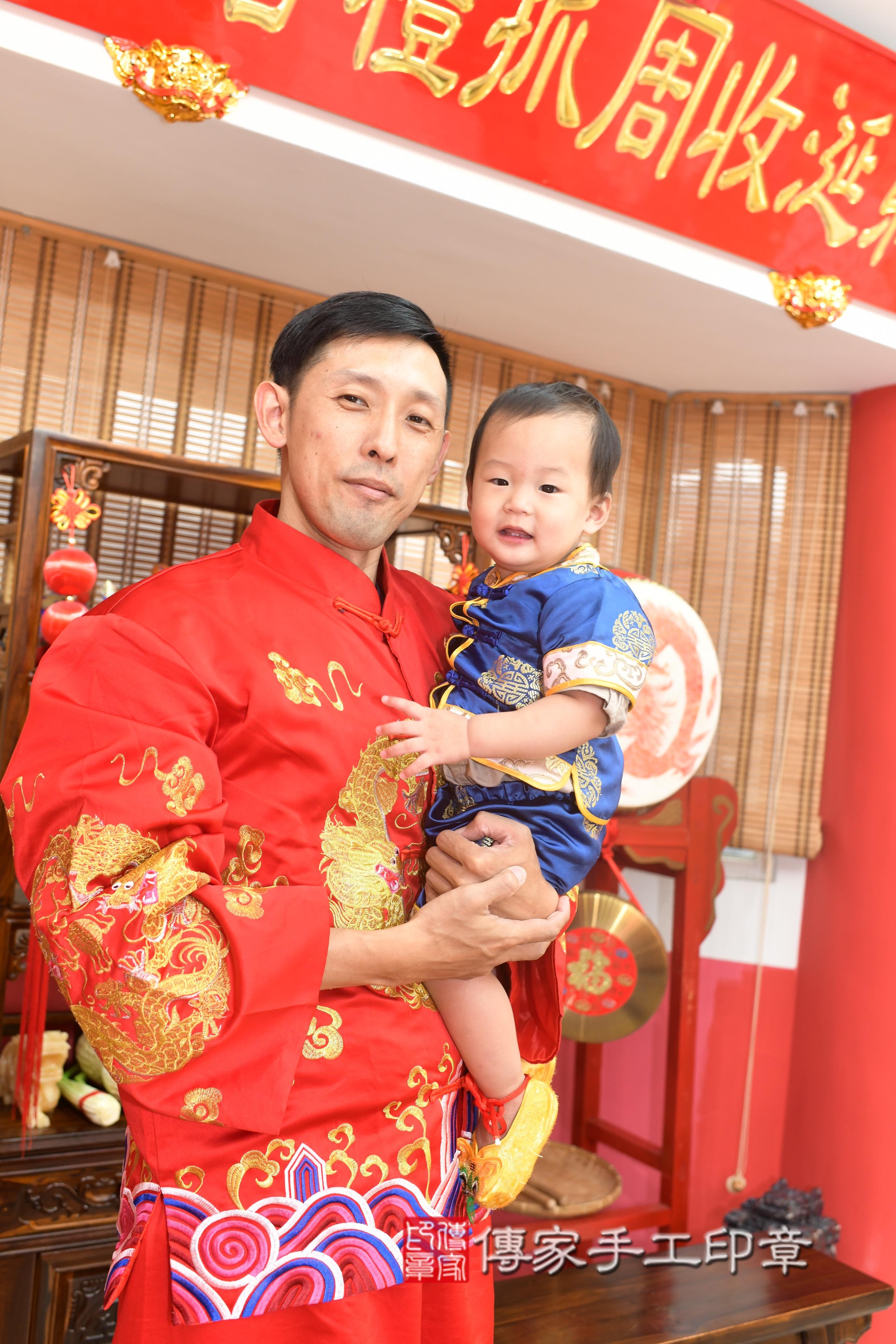 傳家手工印章高雄店、抓周、度脺、中國風會場、傳家嬰兒古禮、吉祥話、抓周道具物品24種、拍照。抓周證書。寶寶抓周、滿周歲、生日快樂、祝福