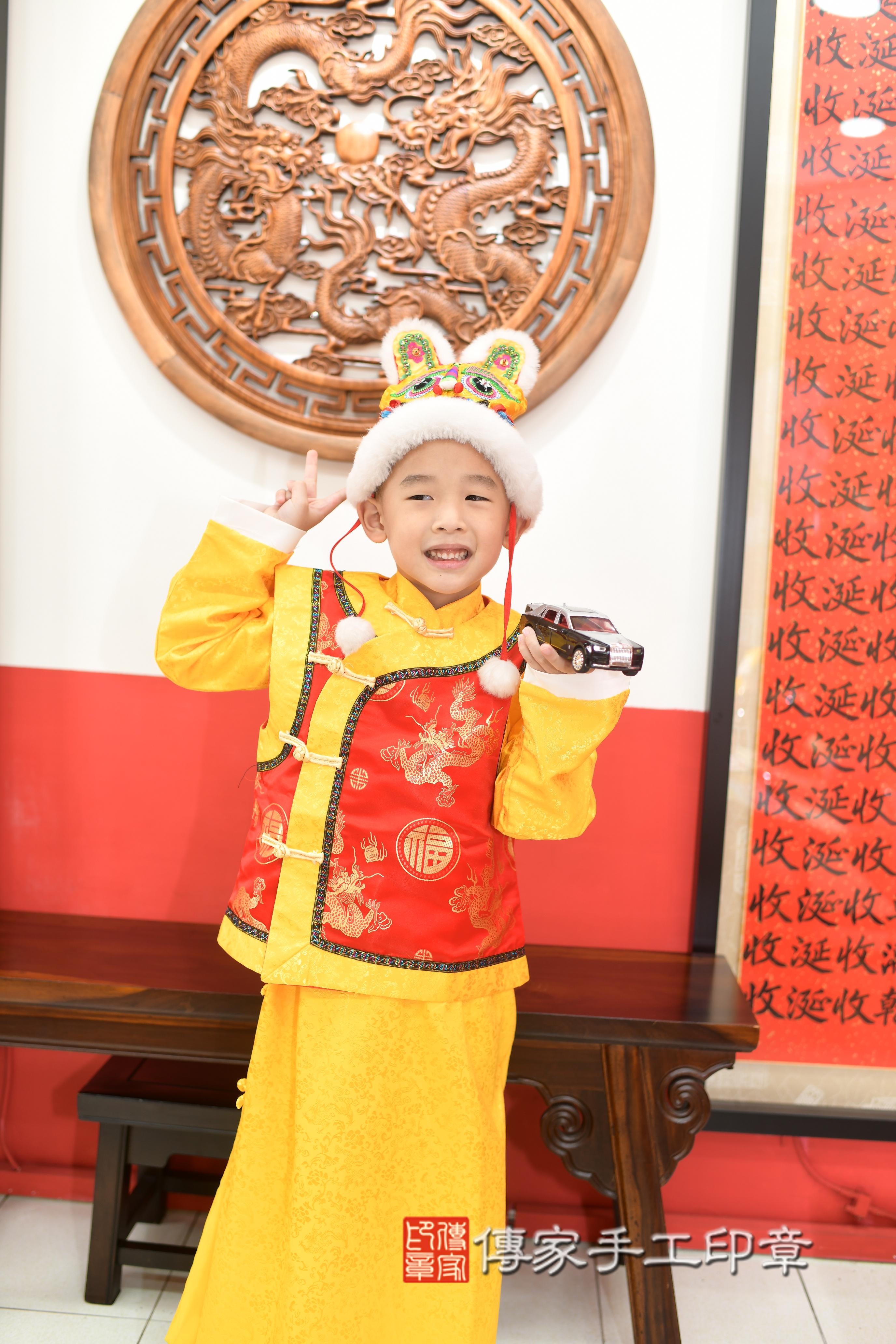 傳家手工印章高雄店、抓周、度脺、中國風會場、傳家嬰兒古禮、吉祥話、抓周道具物品24種、拍照。抓周證書。寶寶抓周、滿周歲、生日快樂、祝福