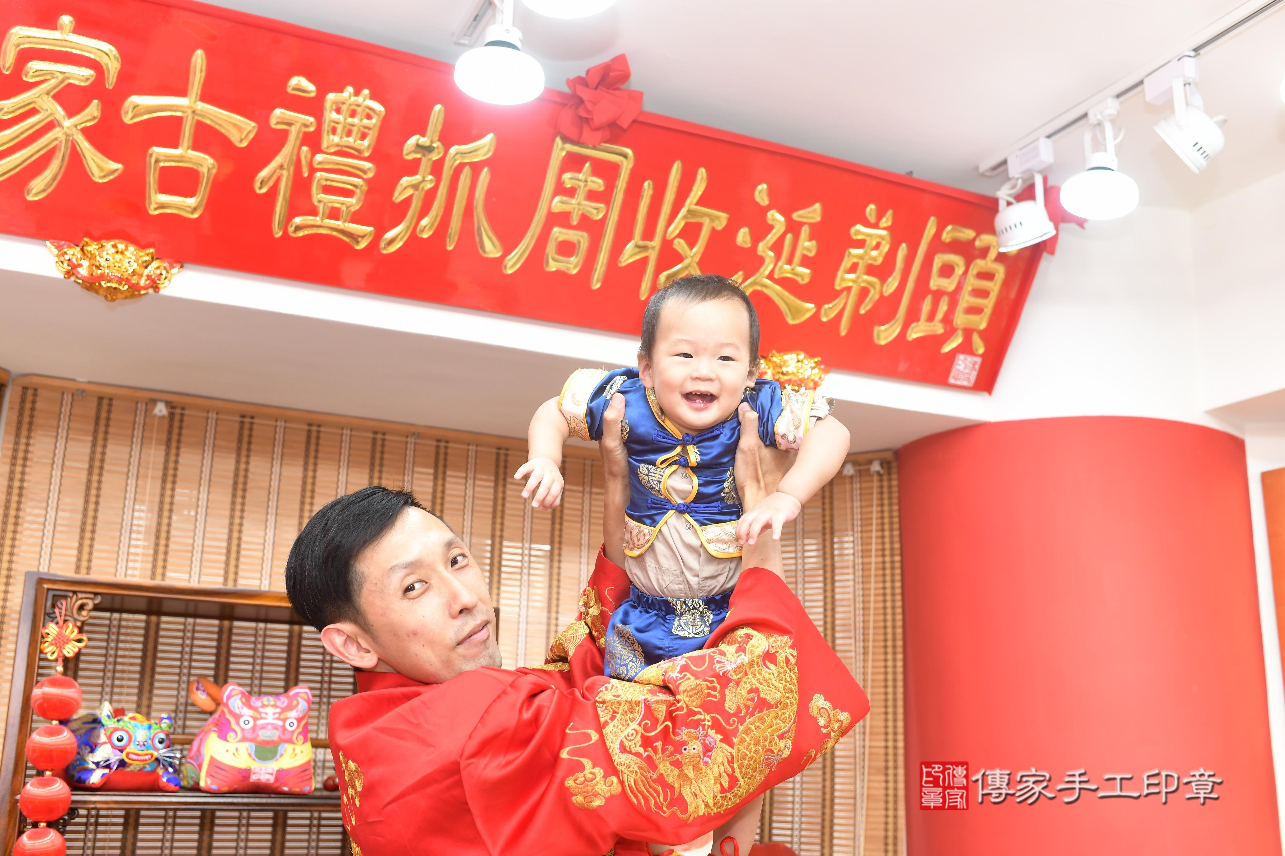 傳家手工印章高雄店、抓周、度脺、中國風會場、傳家嬰兒古禮、吉祥話、抓周道具物品24種、拍照。抓周證書。寶寶抓周、滿周歲、生日快樂、祝福