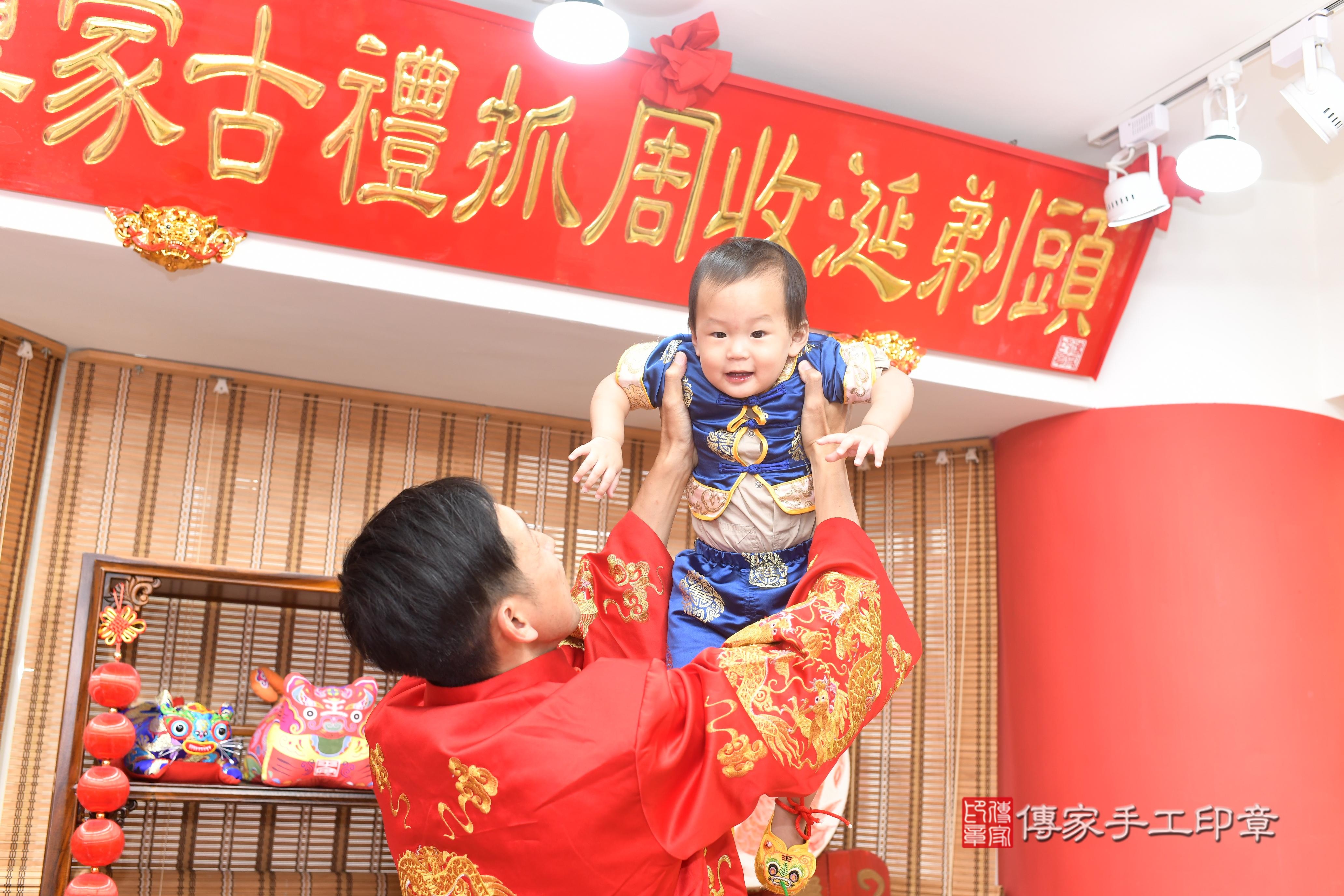 傳家手工印章高雄店、抓周、度脺、中國風會場、傳家嬰兒古禮、吉祥話、抓周道具物品24種、拍照。抓周證書。寶寶抓周、滿周歲、生日快樂、祝福