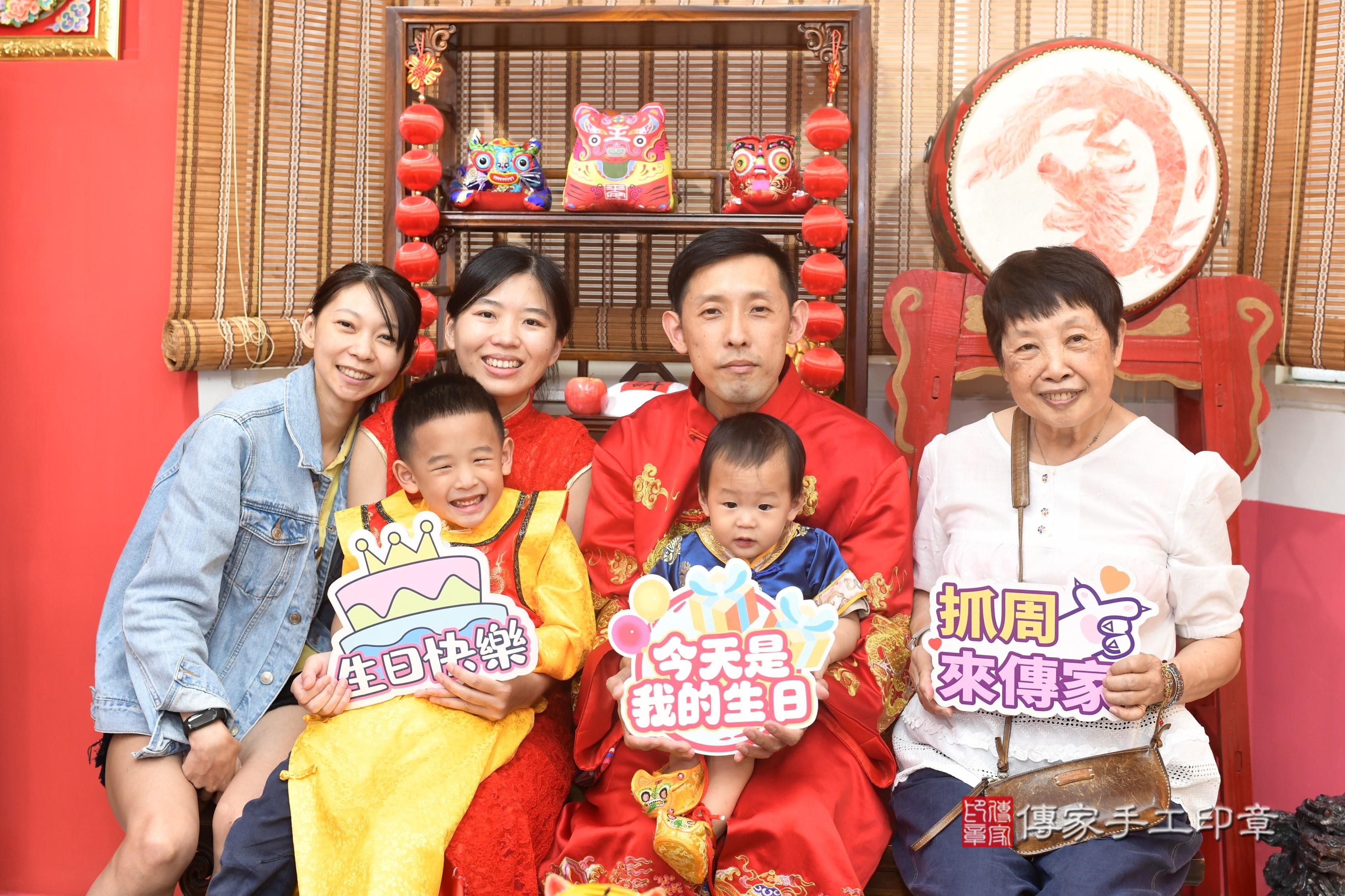 傳家手工印章高雄店、抓周、度脺、中國風會場、傳家嬰兒古禮、吉祥話、抓周道具物品24種、拍照。抓周證書。寶寶抓周、滿周歲、生日快樂、祝福