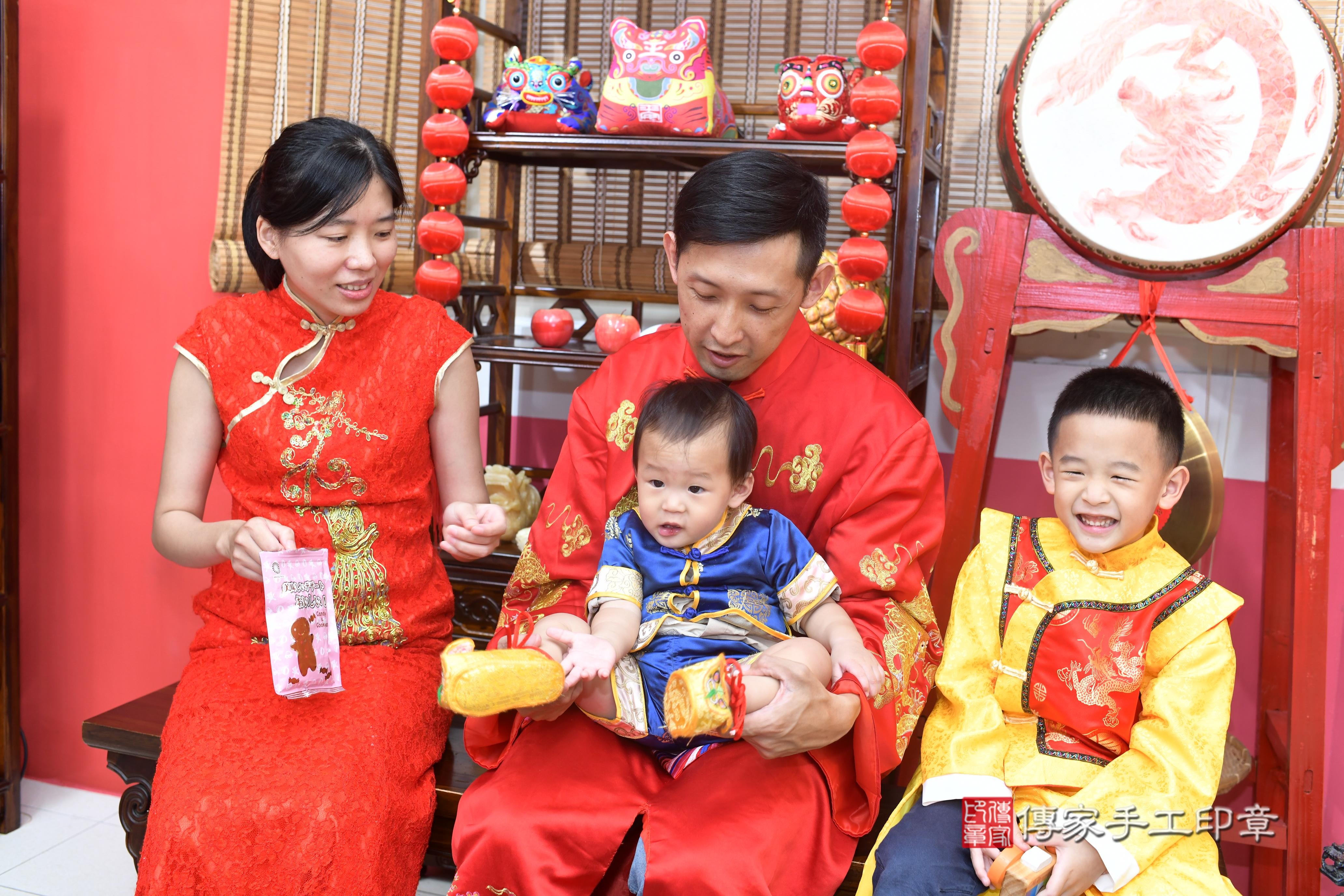 傳家手工印章高雄店、抓周、度脺、中國風會場、傳家嬰兒古禮、吉祥話、抓周道具物品24種、拍照。抓周證書。寶寶抓周、滿周歲、生日快樂、祝福