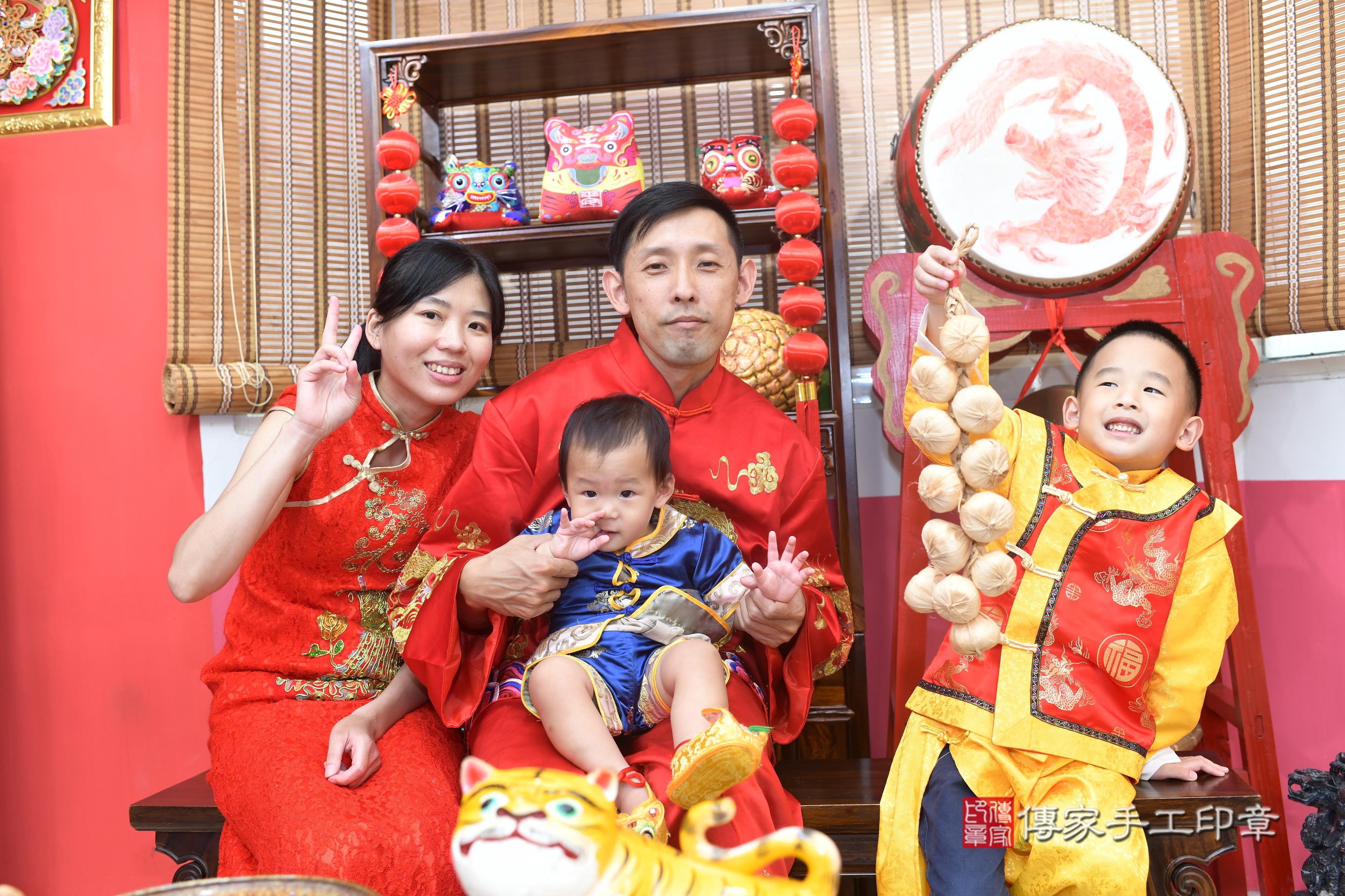 傳家手工印章高雄店、抓周、度脺、中國風會場、傳家嬰兒古禮、吉祥話、抓周道具物品24種、拍照。抓周證書。寶寶抓周、滿周歲、生日快樂、祝福