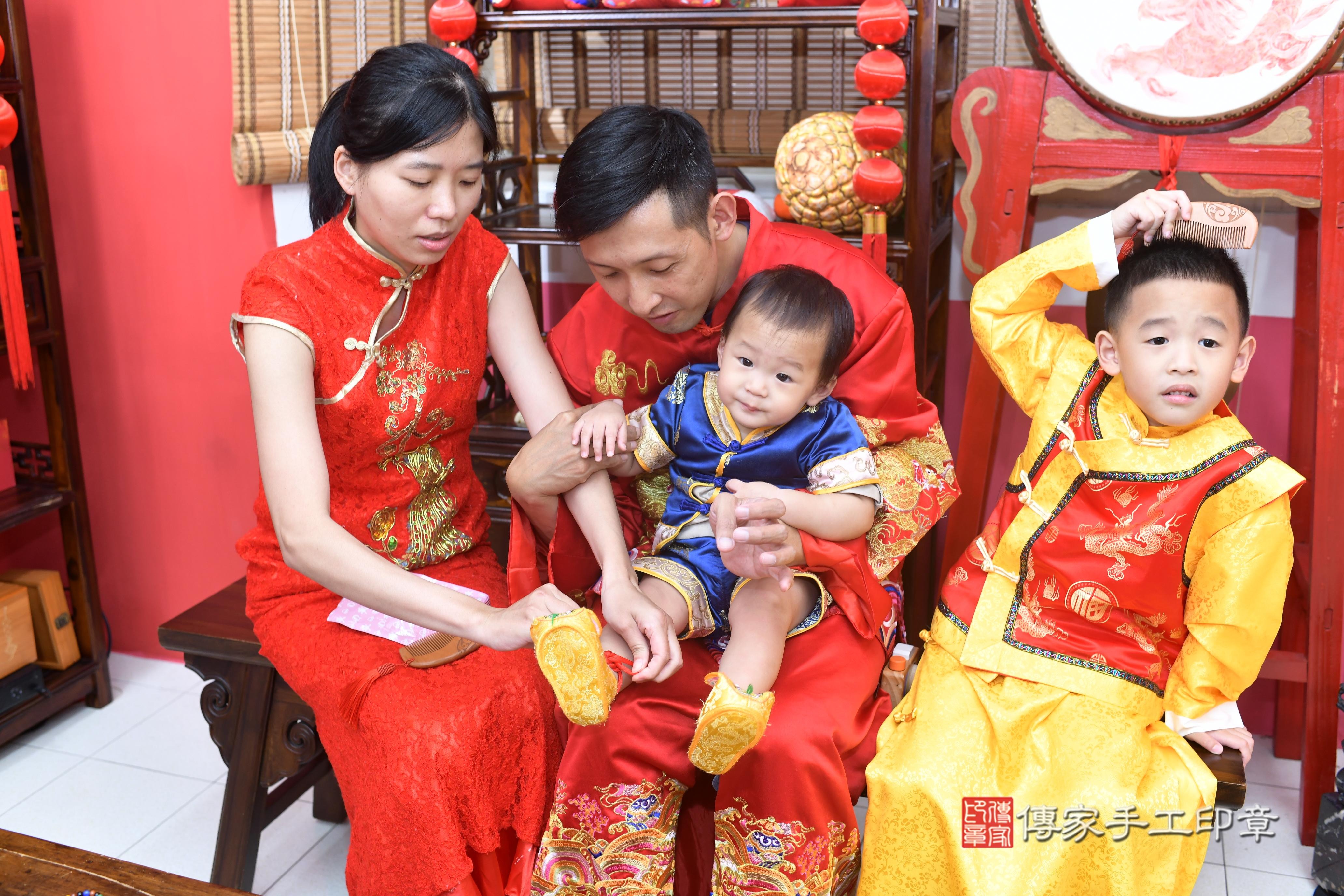 傳家手工印章高雄店、抓周、度脺、中國風會場、傳家嬰兒古禮、吉祥話、抓周道具物品24種、拍照。抓周證書。寶寶抓周、滿周歲、生日快樂、祝福