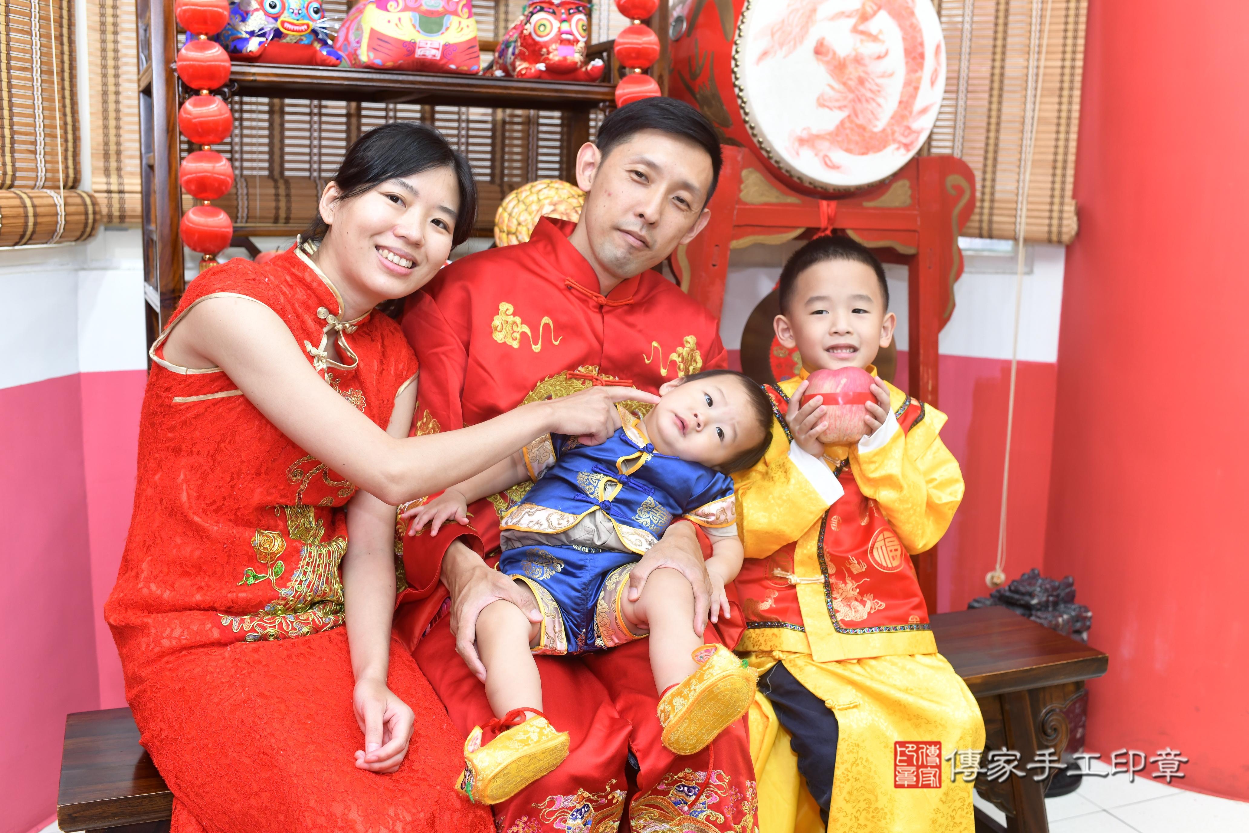 傳家手工印章高雄店、抓周、度脺、中國風會場、傳家嬰兒古禮、吉祥話、抓周道具物品24種、拍照。抓周證書。寶寶抓周、滿周歲、生日快樂、祝福