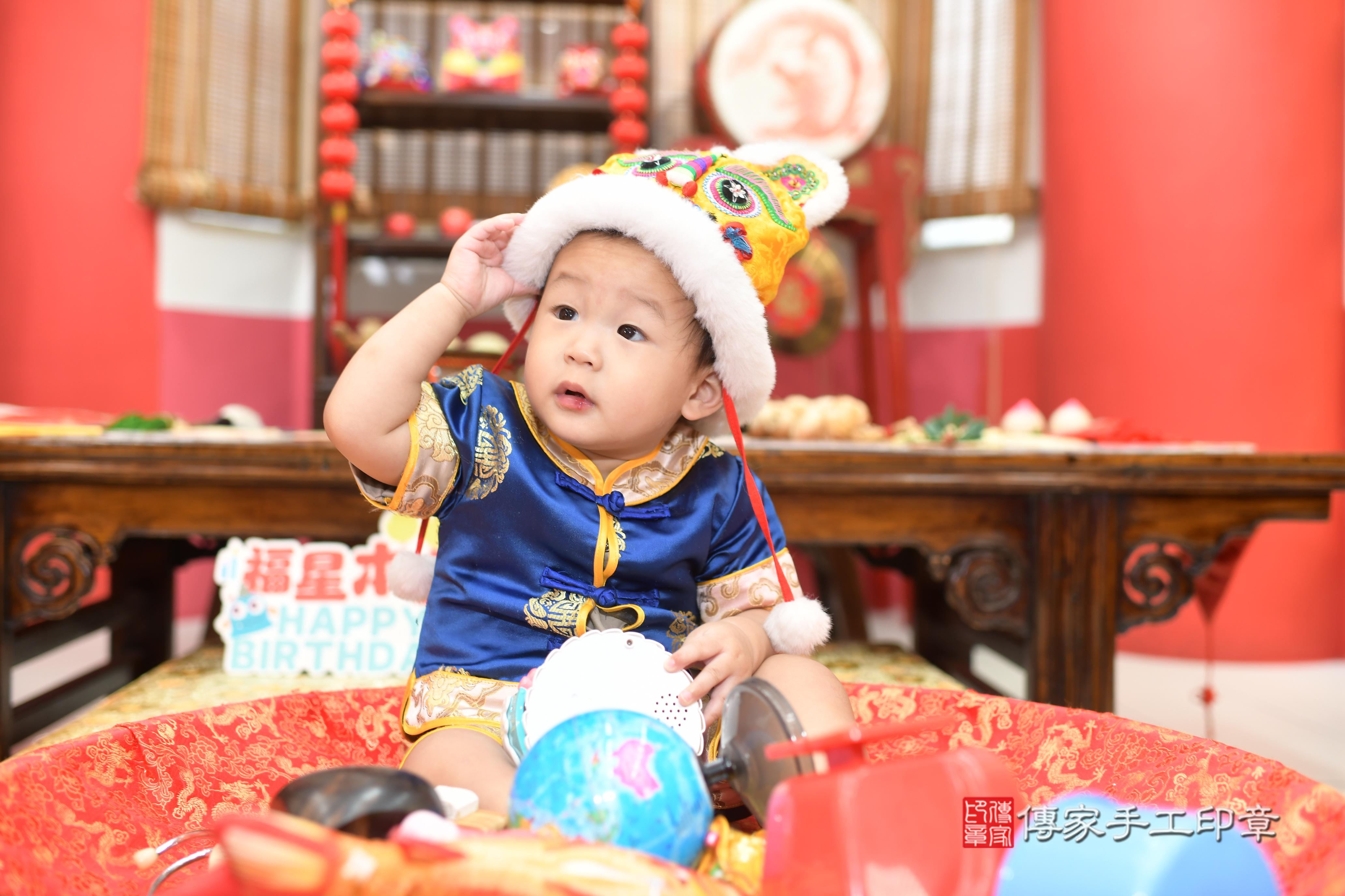 傳家手工印章高雄店、抓周、度脺、中國風會場、傳家嬰兒古禮、吉祥話、抓周道具物品24種、拍照。抓周證書。寶寶抓周、滿周歲、生日快樂、祝福