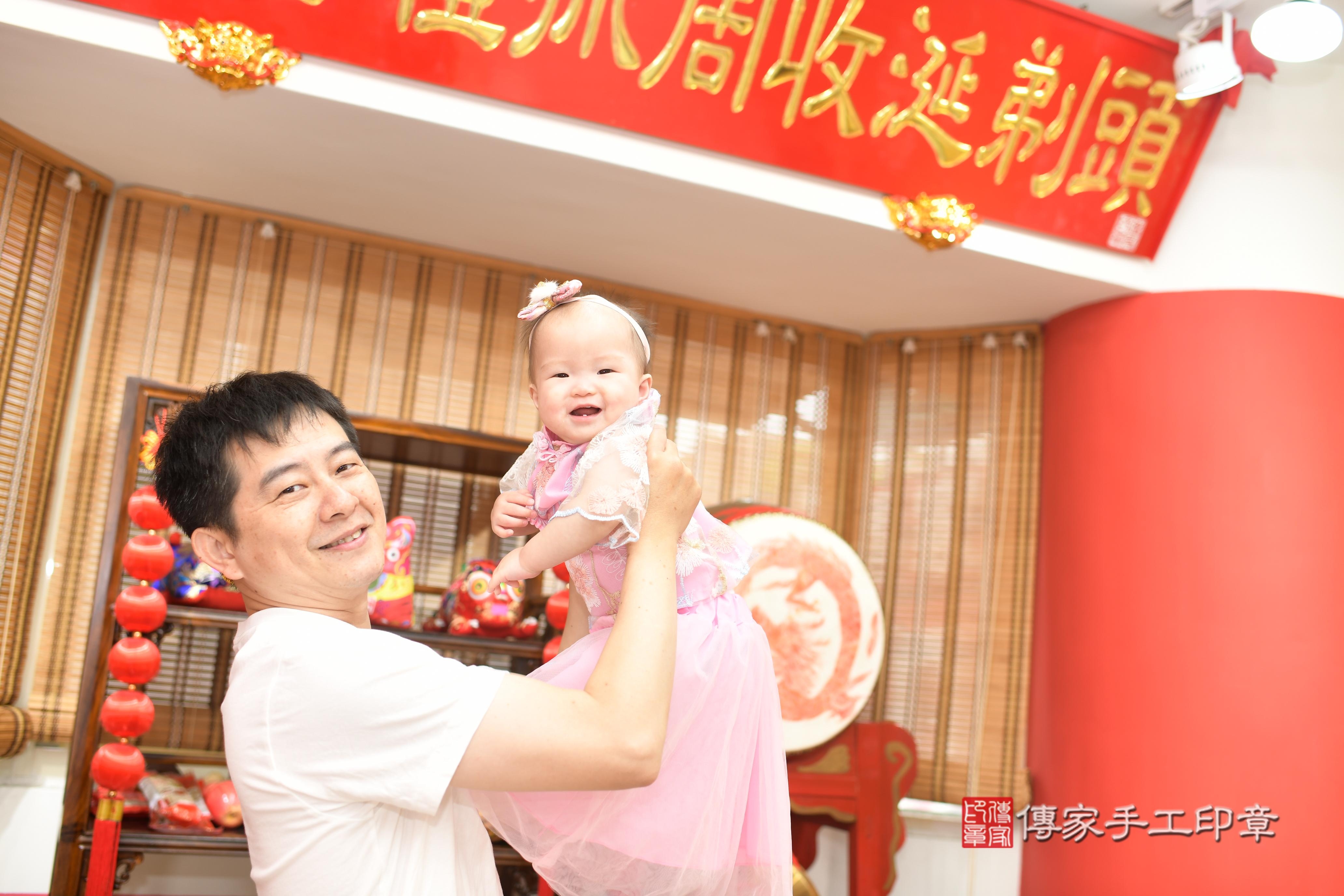 傳家手工印章高雄店、抓周、度脺、中國風會場、傳家嬰兒古禮、吉祥話、抓周道具物品24種、拍照。抓周證書。寶寶抓周、滿周歲、生日快樂、祝福