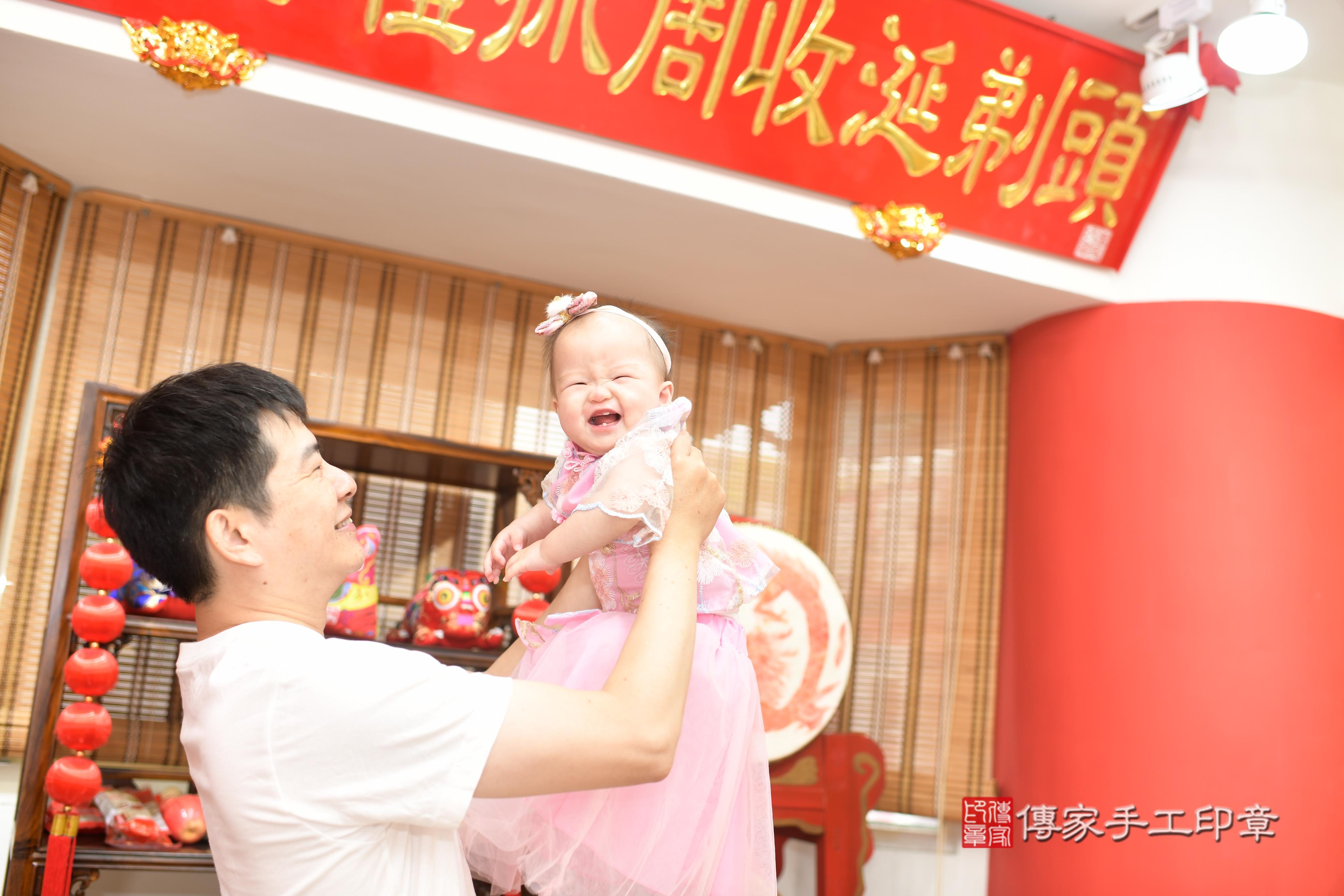 傳家手工印章高雄店、抓周、度脺、中國風會場、傳家嬰兒古禮、吉祥話、抓周道具物品24種、拍照。抓周證書。寶寶抓周、滿周歲、生日快樂、祝福