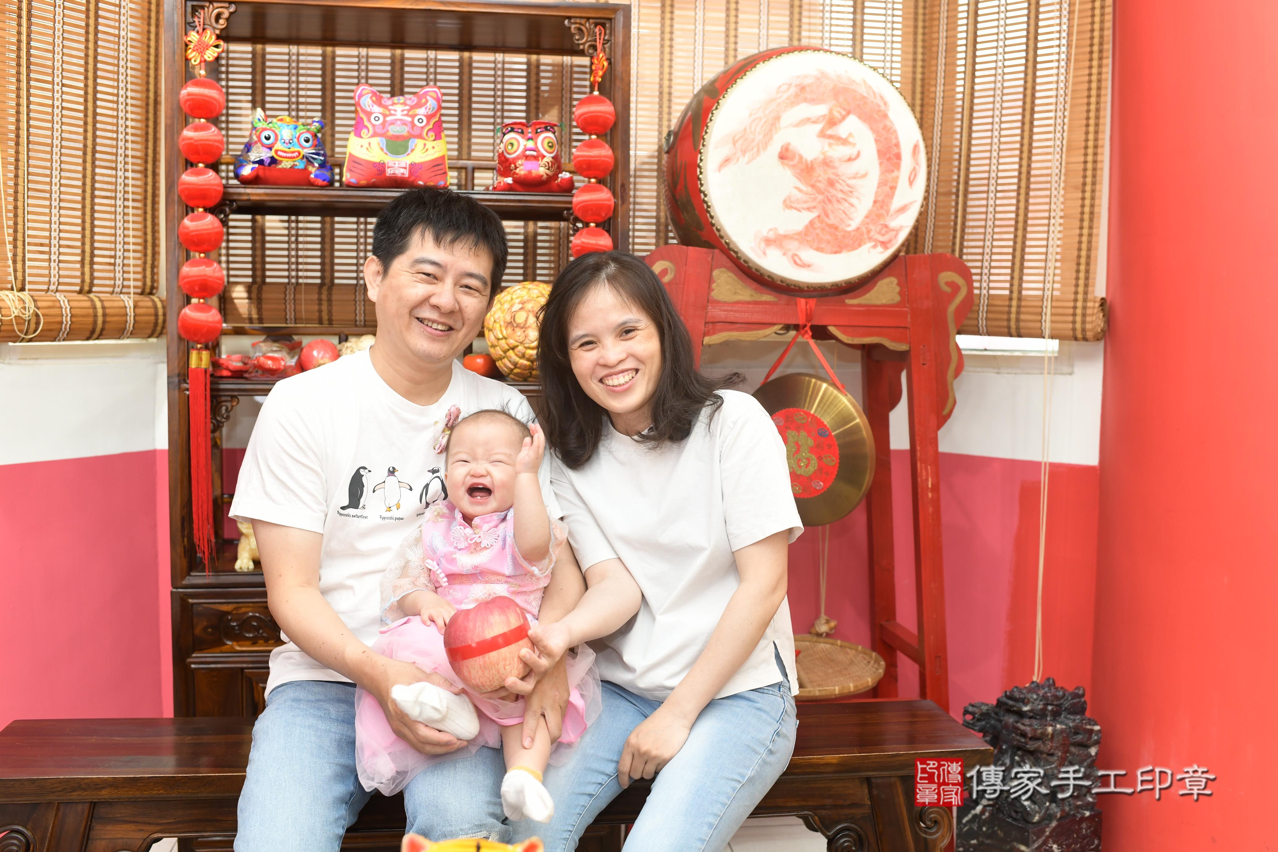 傳家手工印章高雄店、抓周、度脺、中國風會場、傳家嬰兒古禮、吉祥話、抓周道具物品24種、拍照。抓周證書。寶寶抓周、滿周歲、生日快樂、祝福