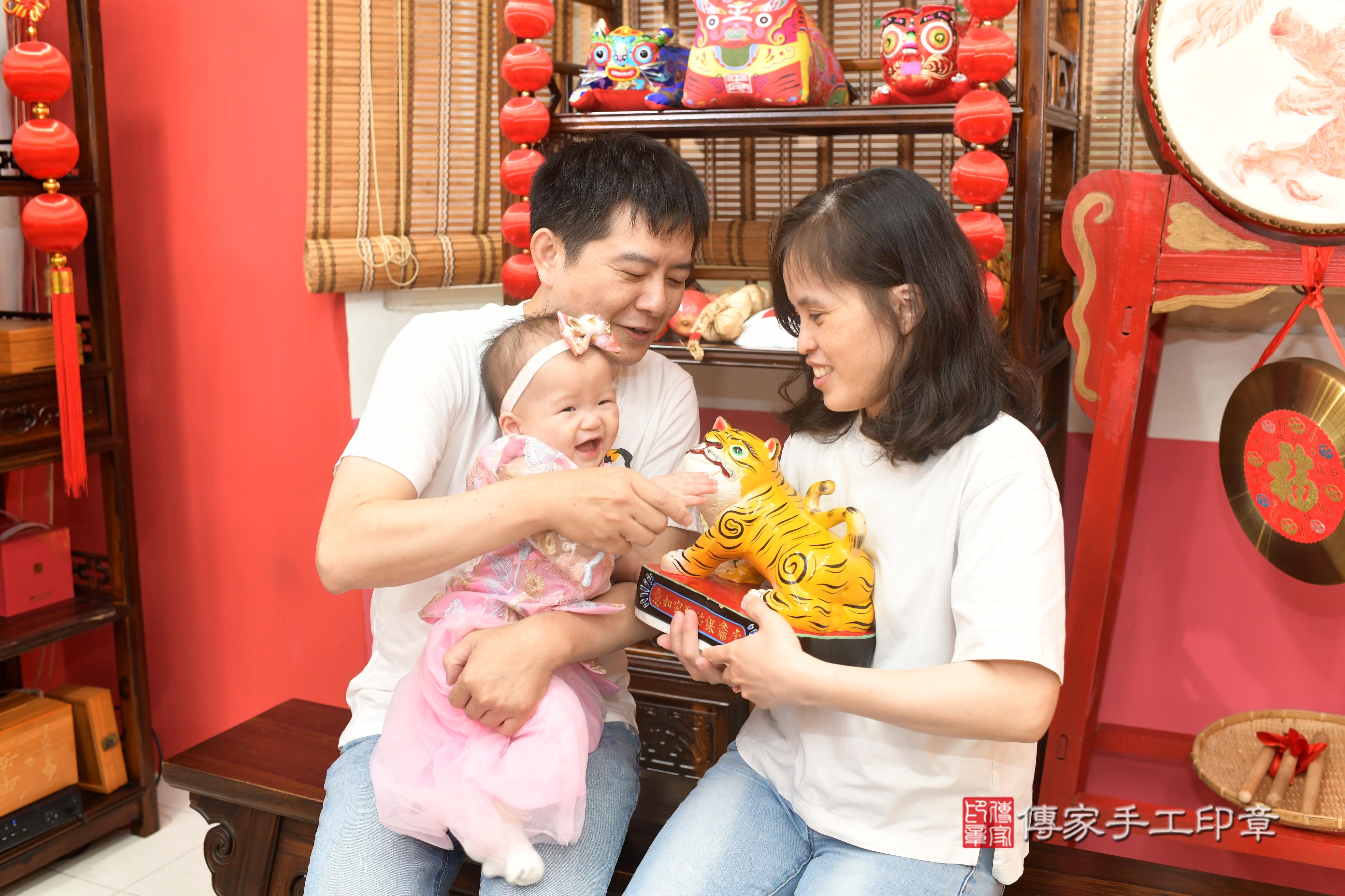 傳家手工印章高雄店、抓周、度脺、中國風會場、傳家嬰兒古禮、吉祥話、抓周道具物品24種、拍照。抓周證書。寶寶抓周、滿周歲、生日快樂、祝福
