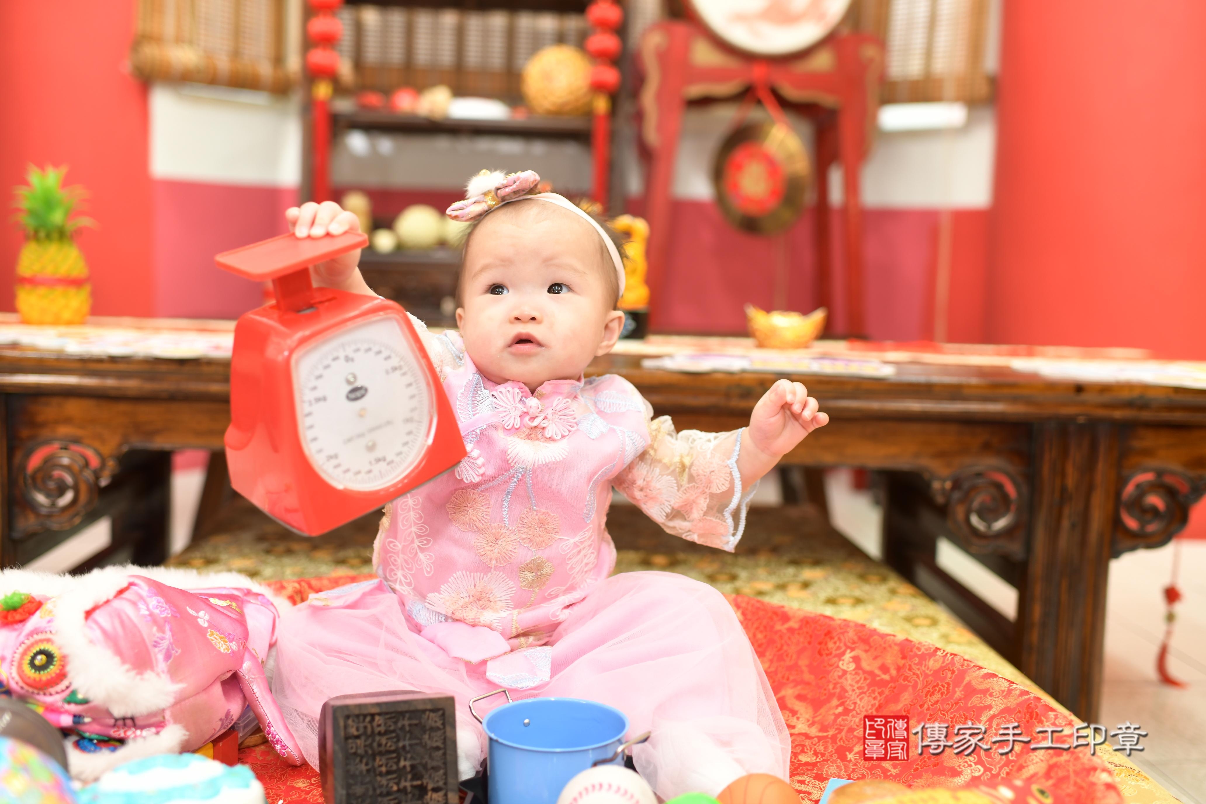 傳家手工印章高雄店、抓周、度脺、中國風會場、傳家嬰兒古禮、吉祥話、抓周道具物品24種、拍照。抓周證書。寶寶抓周、滿周歲、生日快樂、祝福