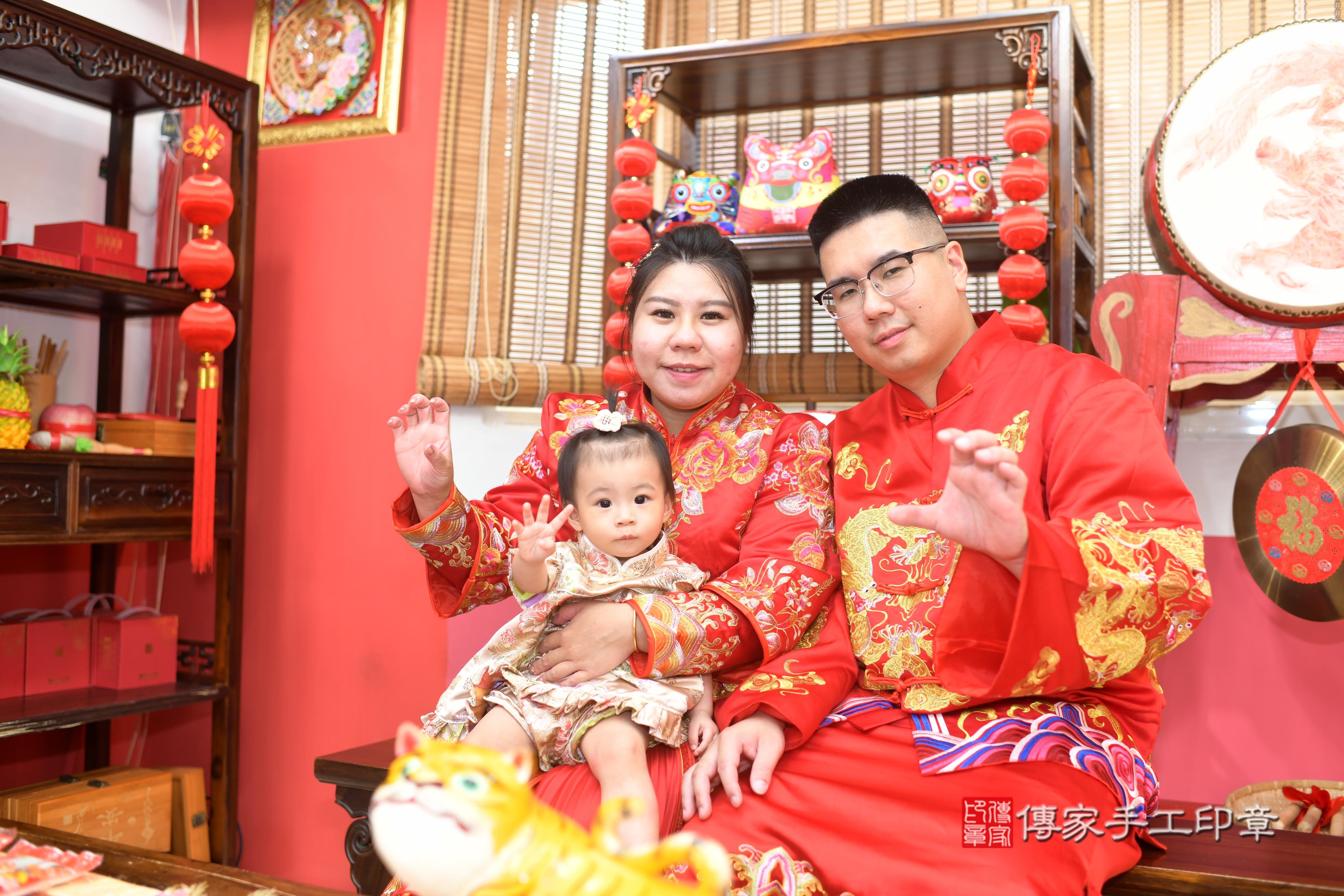 傳家手工印章高雄店、抓周、度脺、中國風會場、傳家嬰兒古禮、吉祥話、抓周道具物品24種、拍照。抓周證書。寶寶抓周、滿周歲、生日快樂、祝福