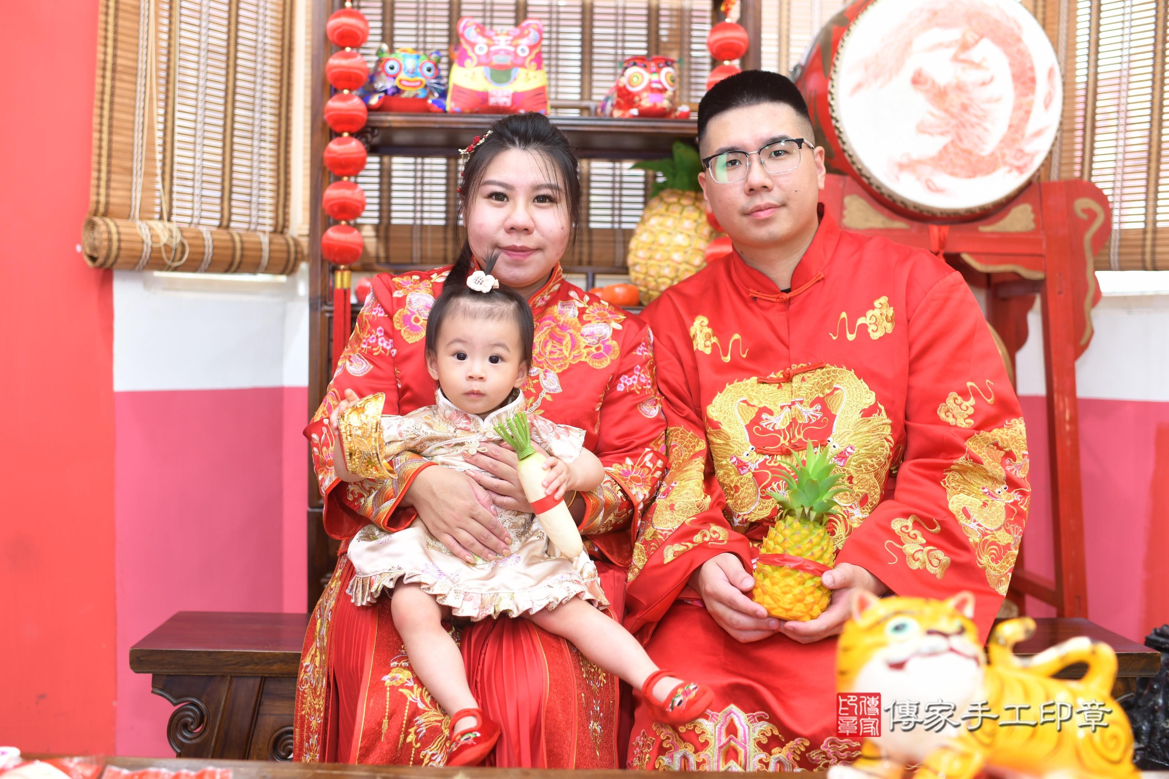 傳家手工印章高雄店、抓周、度脺、中國風會場、傳家嬰兒古禮、吉祥話、抓周道具物品24種、拍照。抓周證書。寶寶抓周、滿周歲、生日快樂、祝福