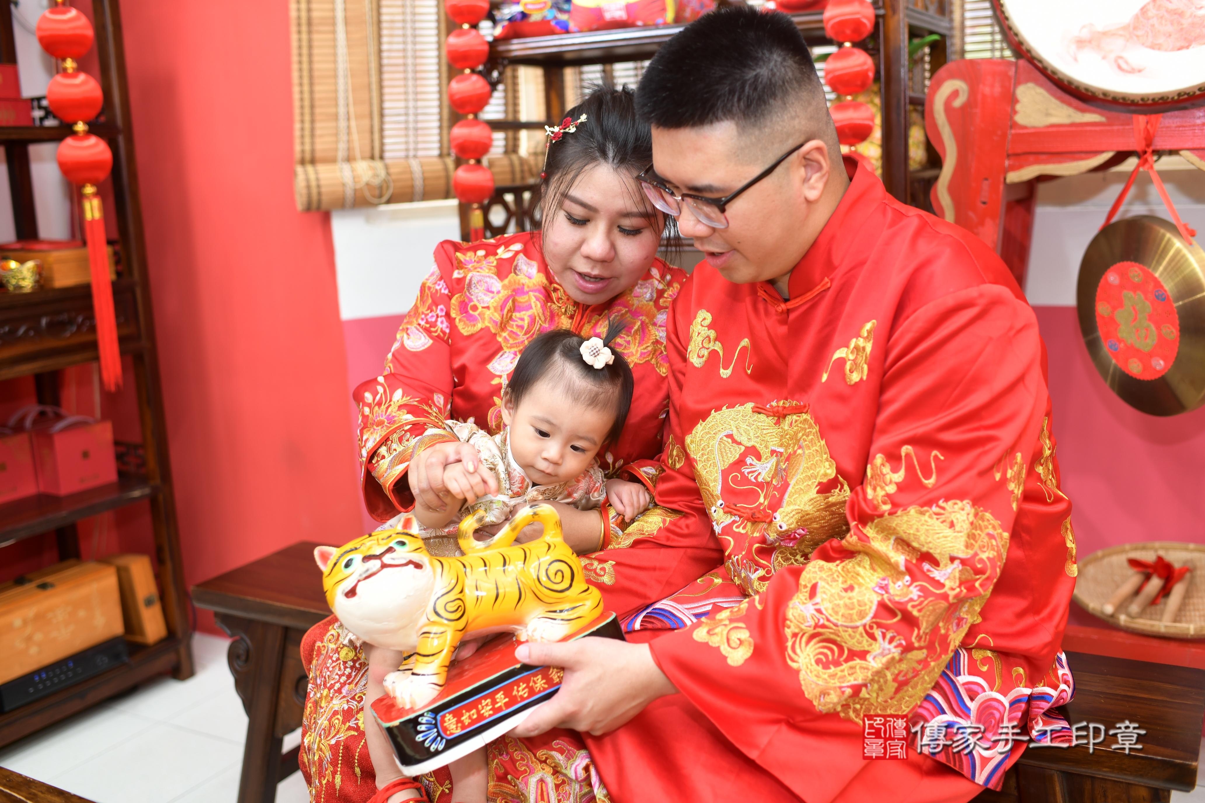 傳家手工印章高雄店、抓周、度脺、中國風會場、傳家嬰兒古禮、吉祥話、抓周道具物品24種、拍照。抓周證書。寶寶抓周、滿周歲、生日快樂、祝福