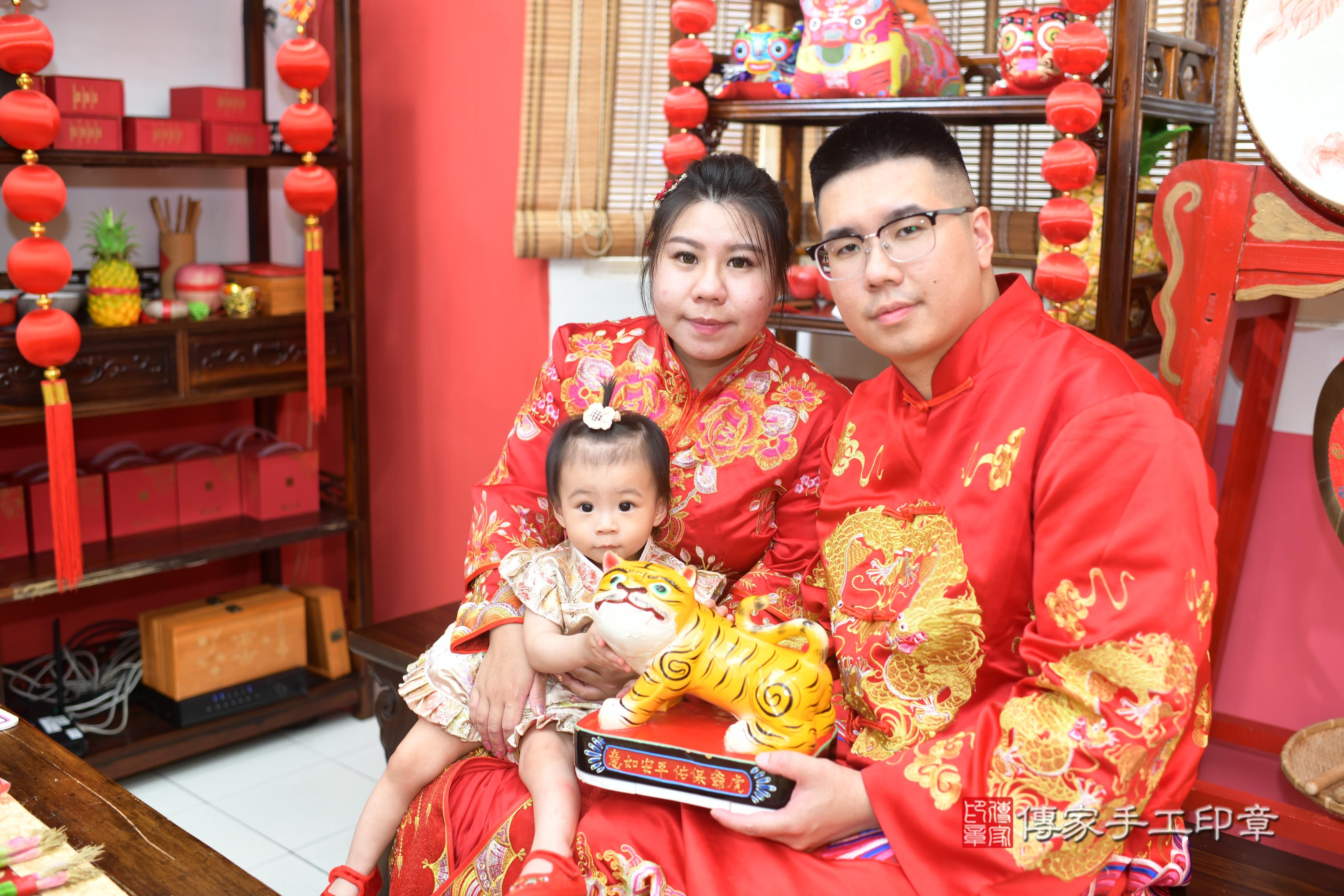 傳家手工印章高雄店、抓周、度脺、中國風會場、傳家嬰兒古禮、吉祥話、抓周道具物品24種、拍照。抓周證書。寶寶抓周、滿周歲、生日快樂、祝福