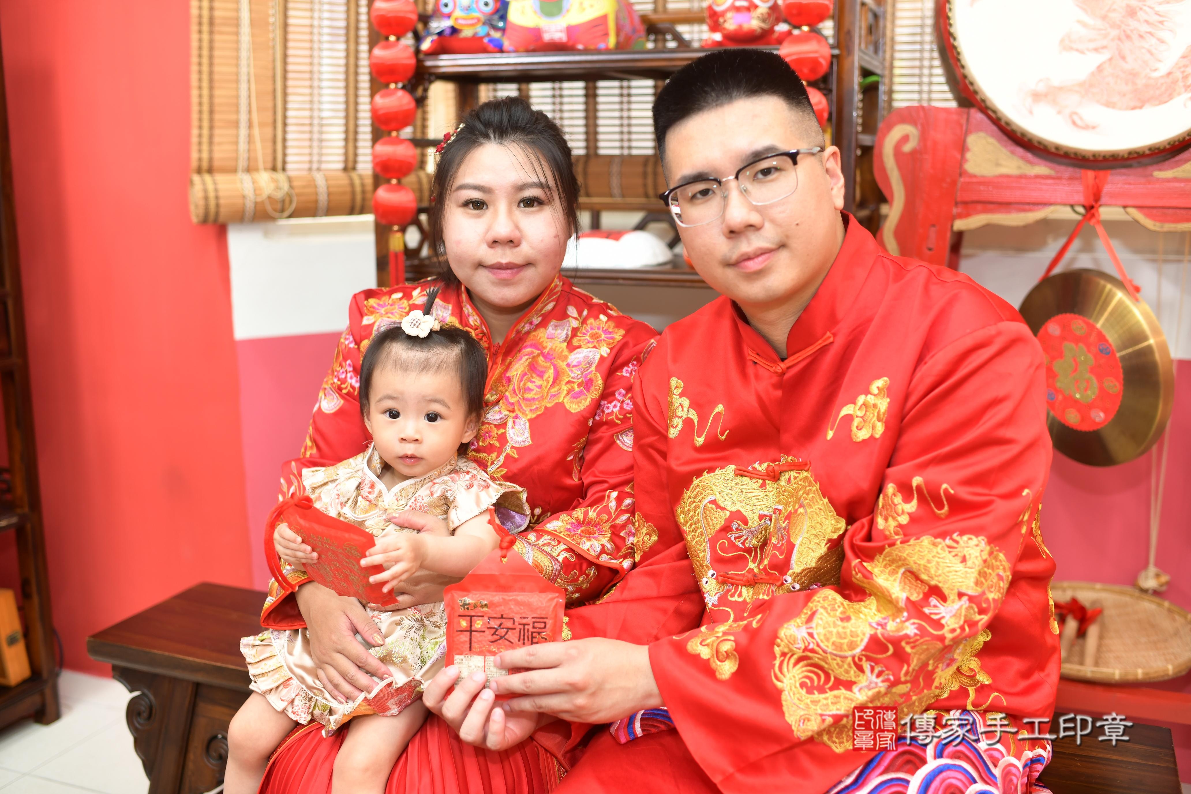 傳家手工印章高雄店、抓周、度脺、中國風會場、傳家嬰兒古禮、吉祥話、抓周道具物品24種、拍照。抓周證書。寶寶抓周、滿周歲、生日快樂、祝福