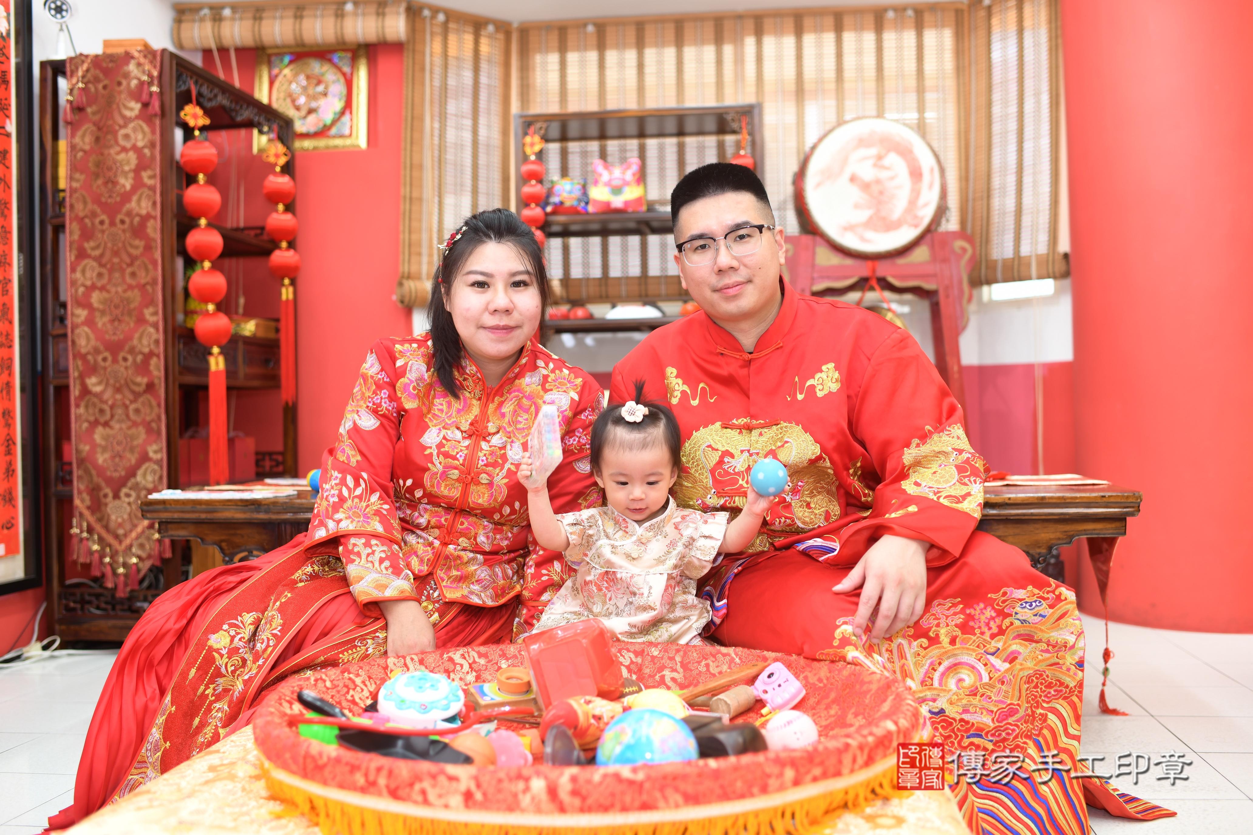 傳家手工印章高雄店、抓周、度脺、中國風會場、傳家嬰兒古禮、吉祥話、抓周道具物品24種、拍照。抓周證書。寶寶抓周、滿周歲、生日快樂、祝福