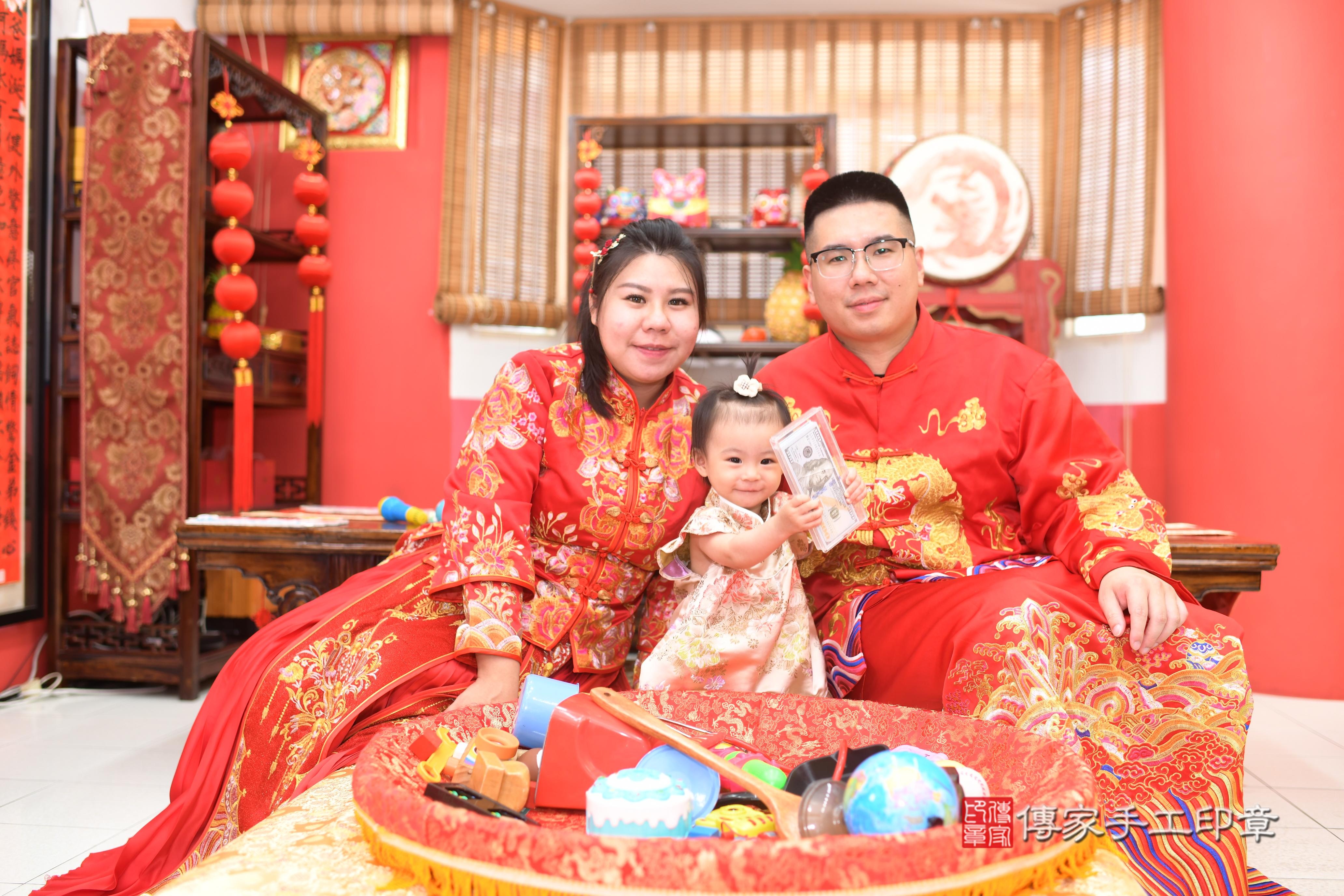 傳家手工印章高雄店、抓周、度脺、中國風會場、傳家嬰兒古禮、吉祥話、抓周道具物品24種、拍照。抓周證書。寶寶抓周、滿周歲、生日快樂、祝福
