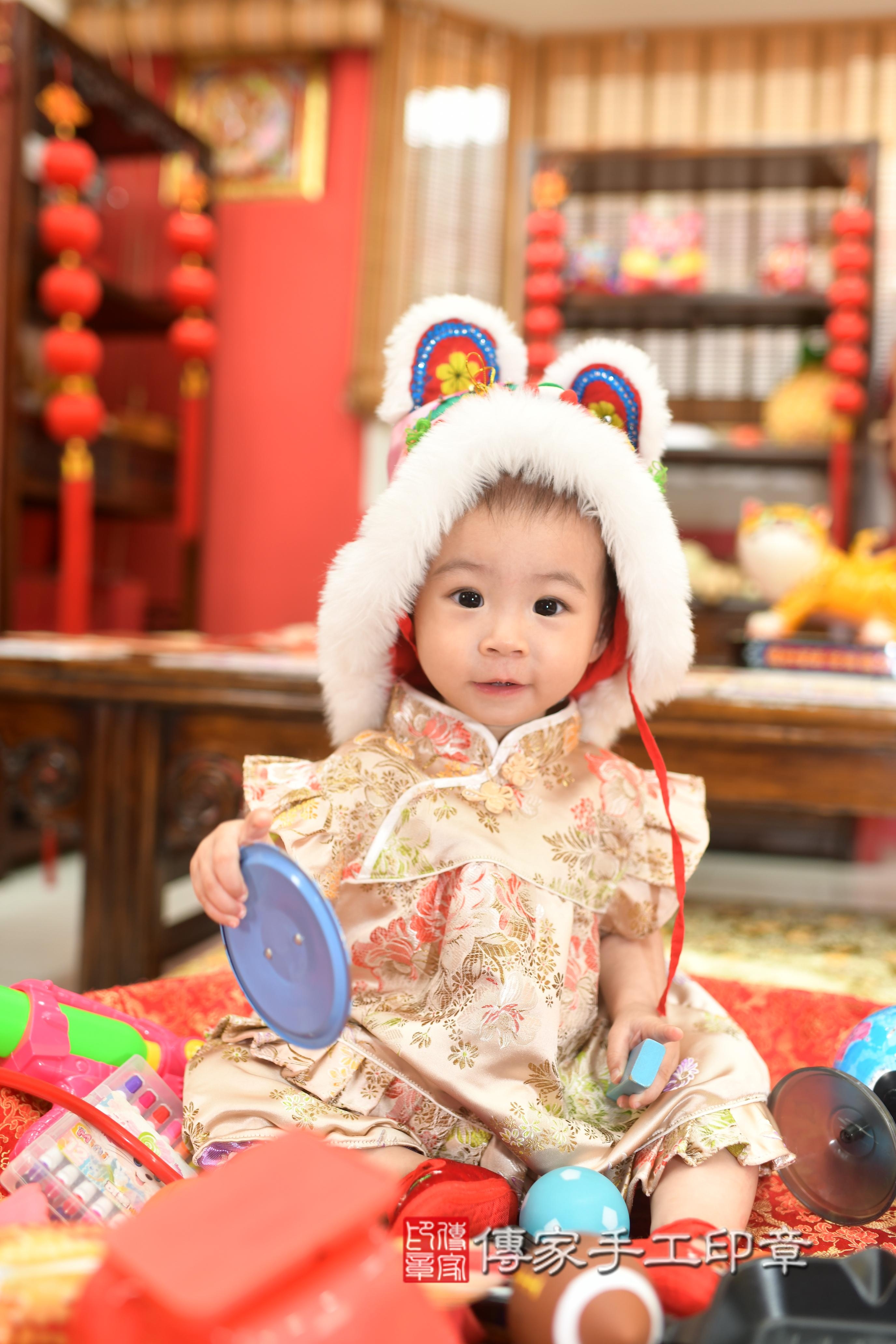 傳家手工印章高雄店、抓周、度脺、中國風會場、傳家嬰兒古禮、吉祥話、抓周道具物品24種、拍照。抓周證書。寶寶抓周、滿周歲、生日快樂、祝福