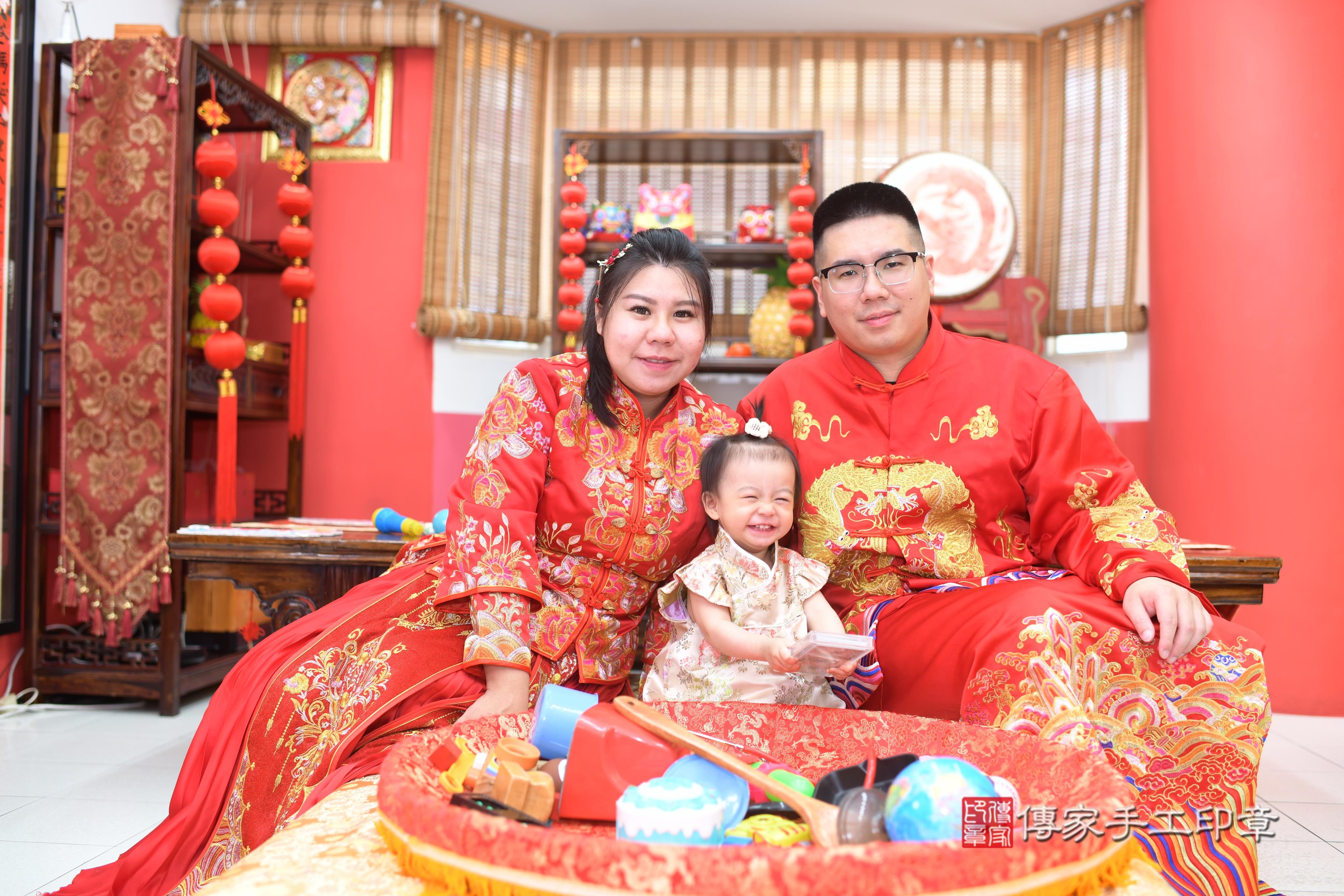 傳家手工印章高雄店、抓周、度脺、中國風會場、傳家嬰兒古禮、吉祥話、抓周道具物品24種、拍照。抓周證書。寶寶抓周、滿周歲、生日快樂、祝福