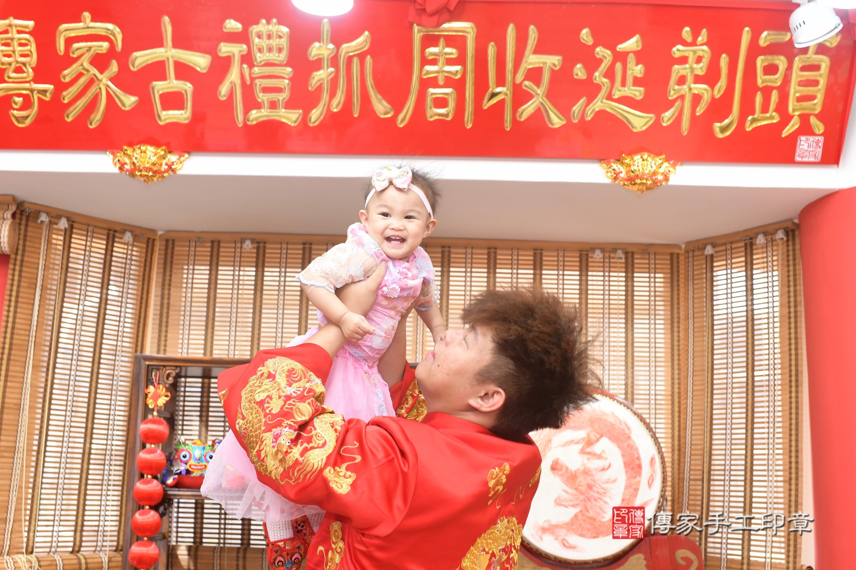傳家手工印章高雄店、抓周、度脺、中國風會場、傳家嬰兒古禮、吉祥話、抓周道具物品24種、拍照。抓周證書。寶寶抓周、滿周歲、生日快樂、祝福