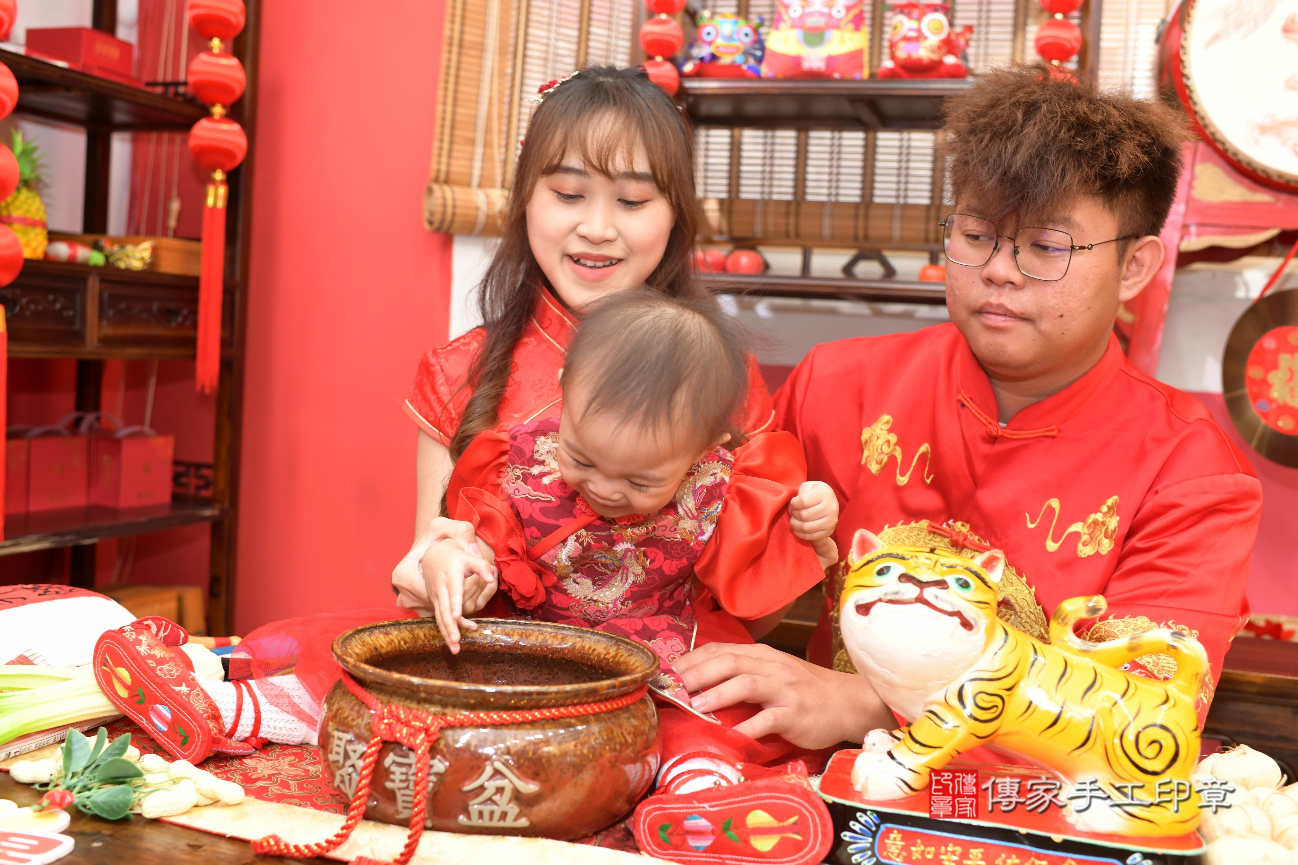 傳家手工印章高雄店、抓周、度脺、中國風會場、傳家嬰兒古禮、吉祥話、抓周道具物品24種、拍照。抓周證書。寶寶抓周、滿周歲、生日快樂、祝福