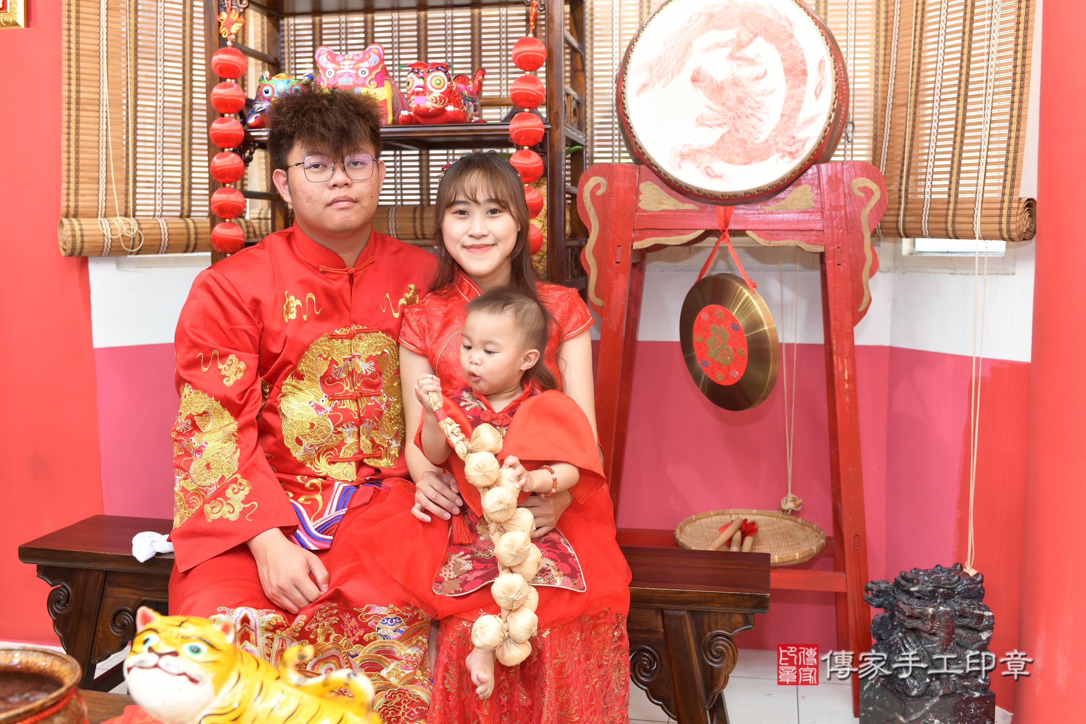 傳家手工印章高雄店、抓周、度脺、中國風會場、傳家嬰兒古禮、吉祥話、抓周道具物品24種、拍照。抓周證書。寶寶抓周、滿周歲、生日快樂、祝福