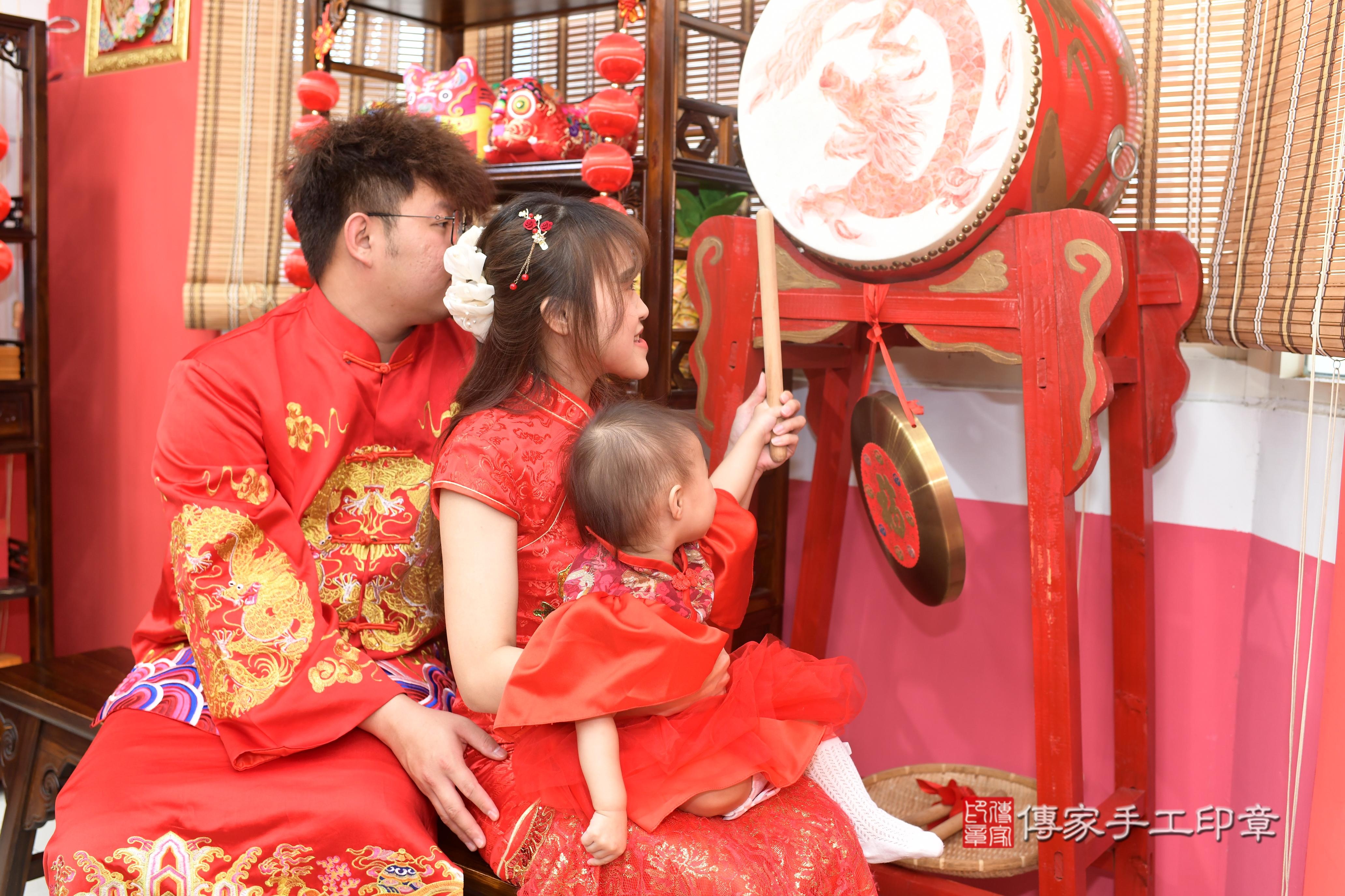 傳家手工印章高雄店、抓周、度脺、中國風會場、傳家嬰兒古禮、吉祥話、抓周道具物品24種、拍照。抓周證書。寶寶抓周、滿周歲、生日快樂、祝福