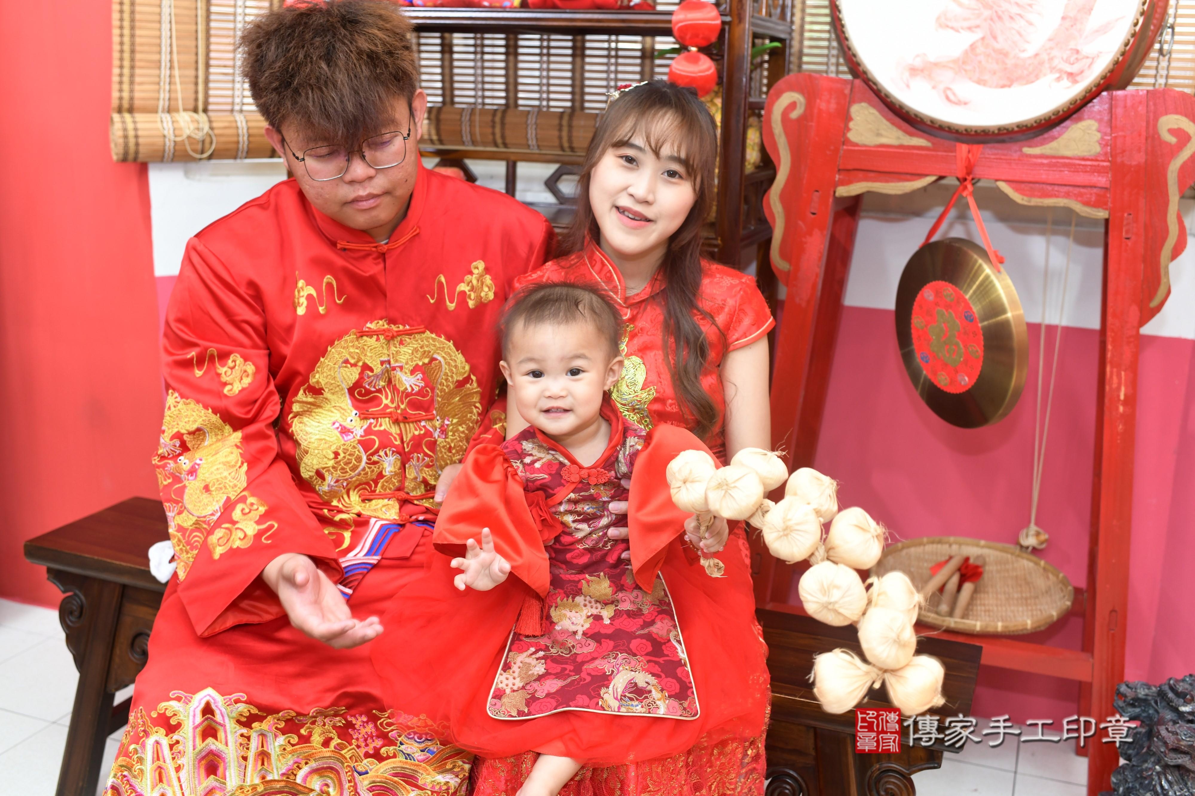 傳家手工印章高雄店、抓周、度脺、中國風會場、傳家嬰兒古禮、吉祥話、抓周道具物品24種、拍照。抓周證書。寶寶抓周、滿周歲、生日快樂、祝福