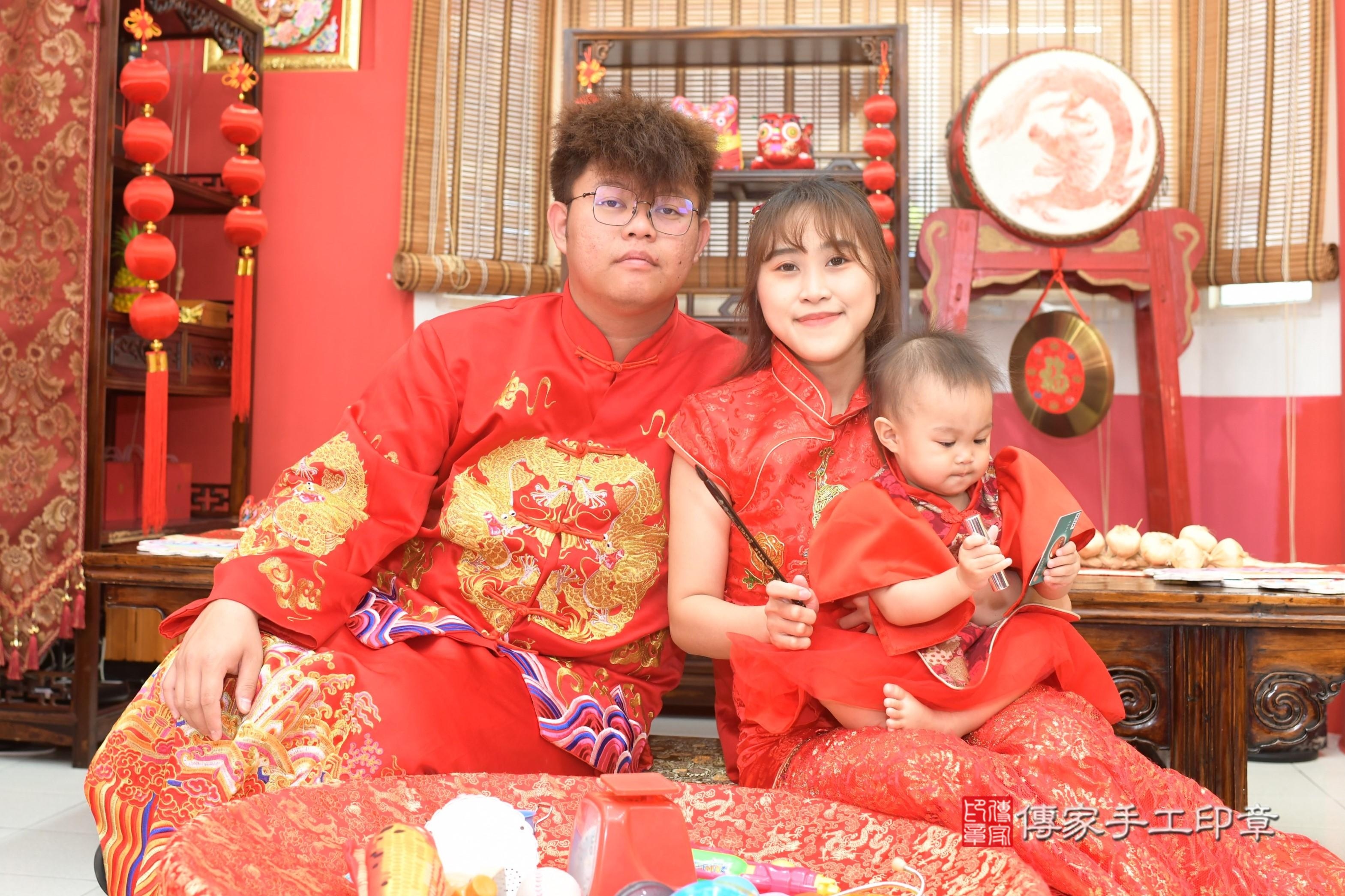 傳家手工印章高雄店、抓周、度脺、中國風會場、傳家嬰兒古禮、吉祥話、抓周道具物品24種、拍照。抓周證書。寶寶抓周、滿周歲、生日快樂、祝福