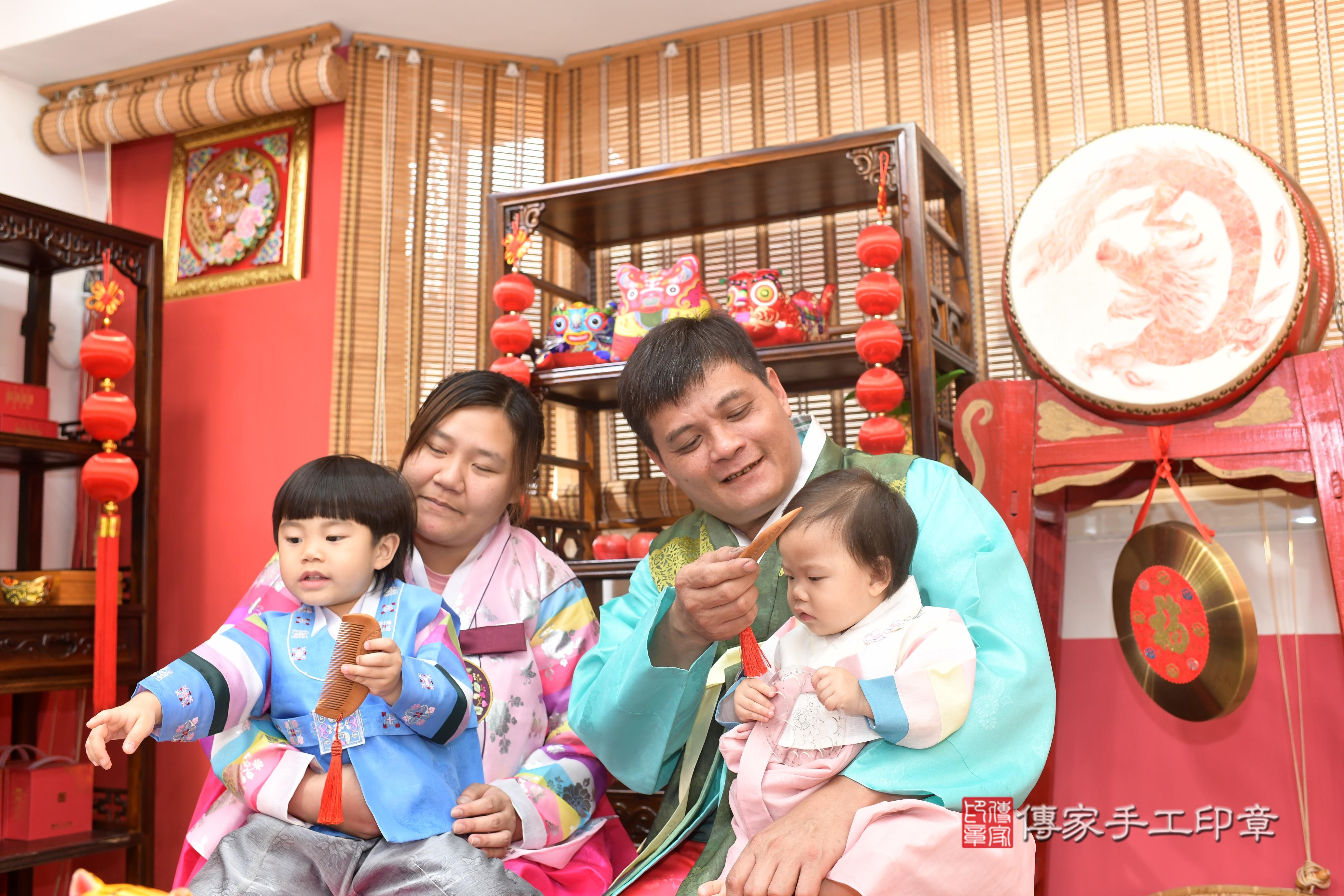 傳家手工印章高雄店、抓周、度脺、中國風會場、傳家嬰兒古禮、吉祥話、抓周道具物品24種、拍照。抓周證書。寶寶抓周、滿周歲、生日快樂、祝福