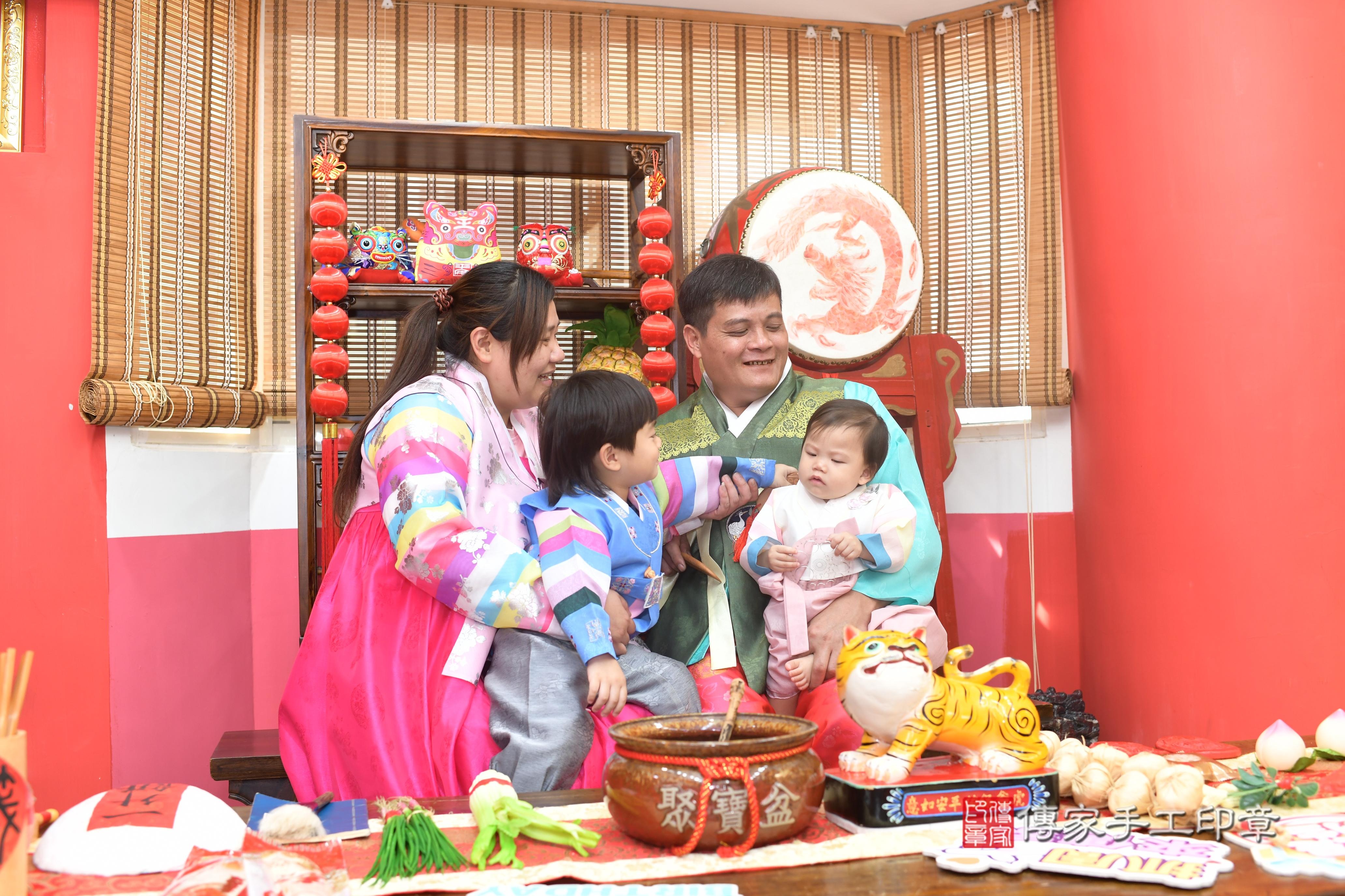 傳家手工印章高雄店、抓周、度脺、中國風會場、傳家嬰兒古禮、吉祥話、抓周道具物品24種、拍照。抓周證書。寶寶抓周、滿周歲、生日快樂、祝福