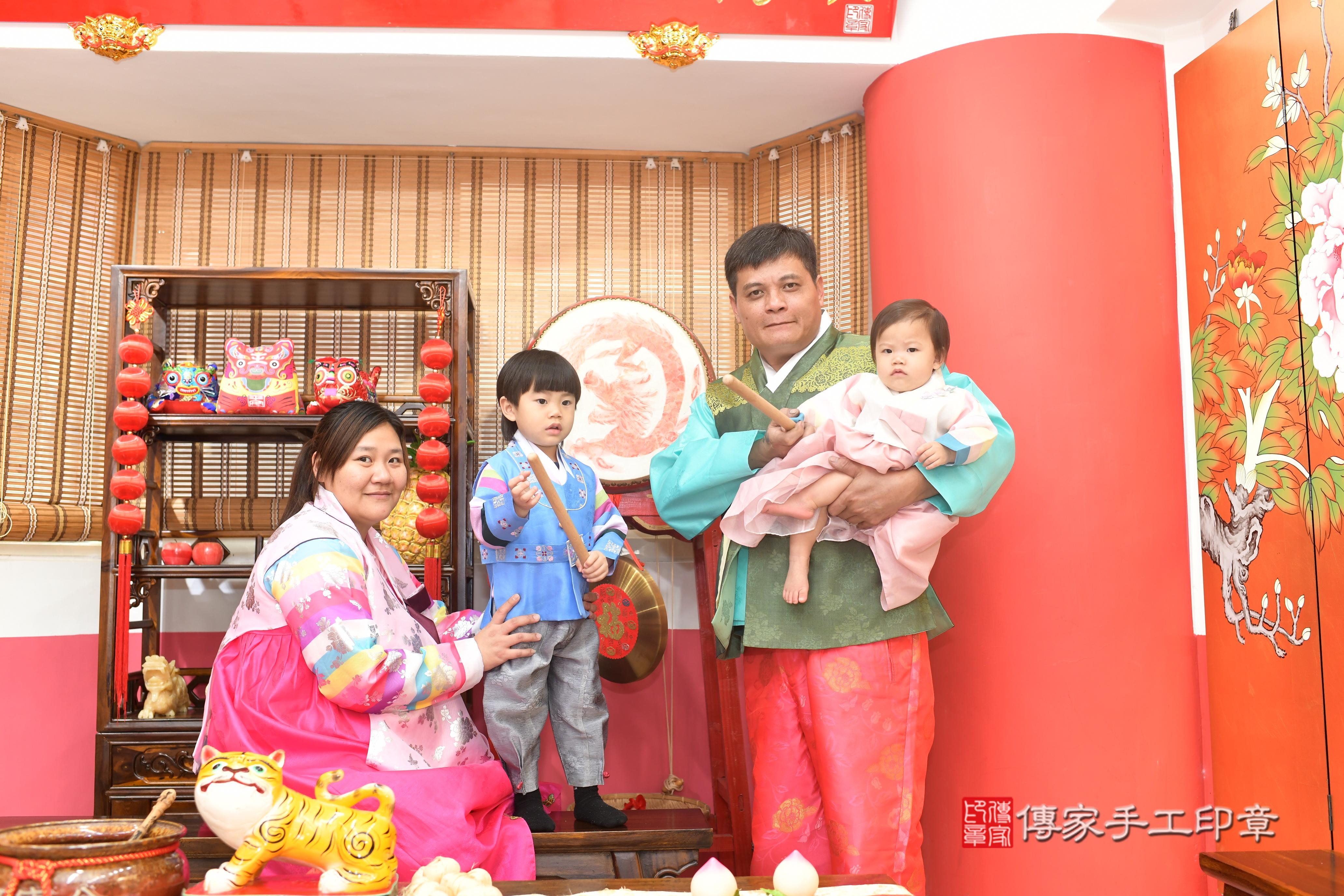 傳家手工印章高雄店、抓周、度脺、中國風會場、傳家嬰兒古禮、吉祥話、抓周道具物品24種、拍照。抓周證書。寶寶抓周、滿周歲、生日快樂、祝福
