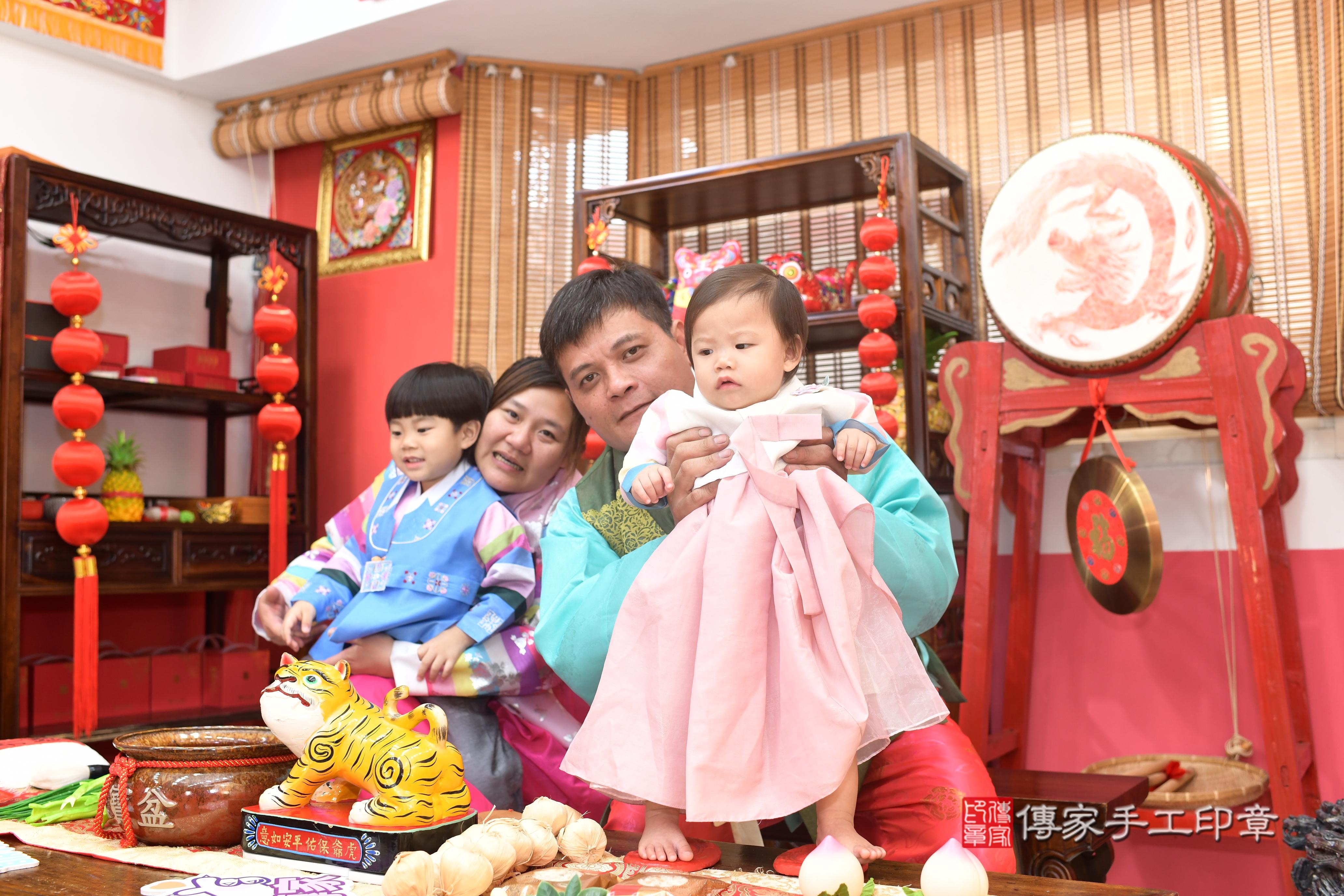 傳家手工印章高雄店、抓周、度脺、中國風會場、傳家嬰兒古禮、吉祥話、抓周道具物品24種、拍照。抓周證書。寶寶抓周、滿周歲、生日快樂、祝福