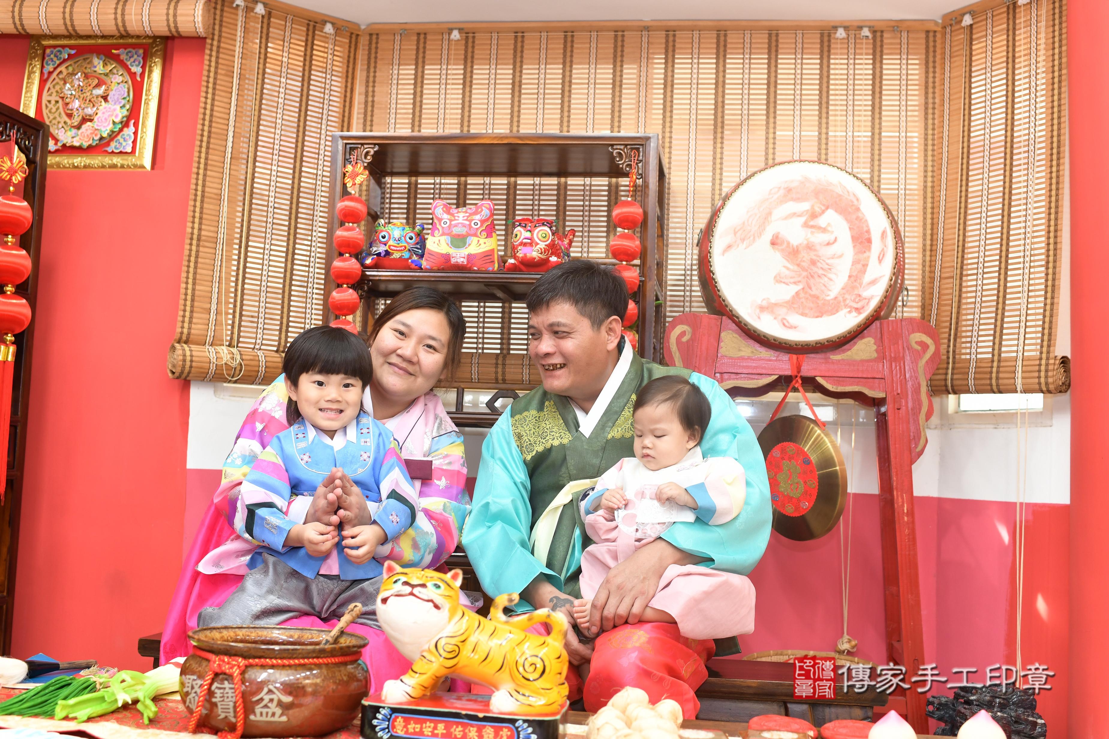 傳家手工印章高雄店、抓周、度脺、中國風會場、傳家嬰兒古禮、吉祥話、抓周道具物品24種、拍照。抓周證書。寶寶抓周、滿周歲、生日快樂、祝福